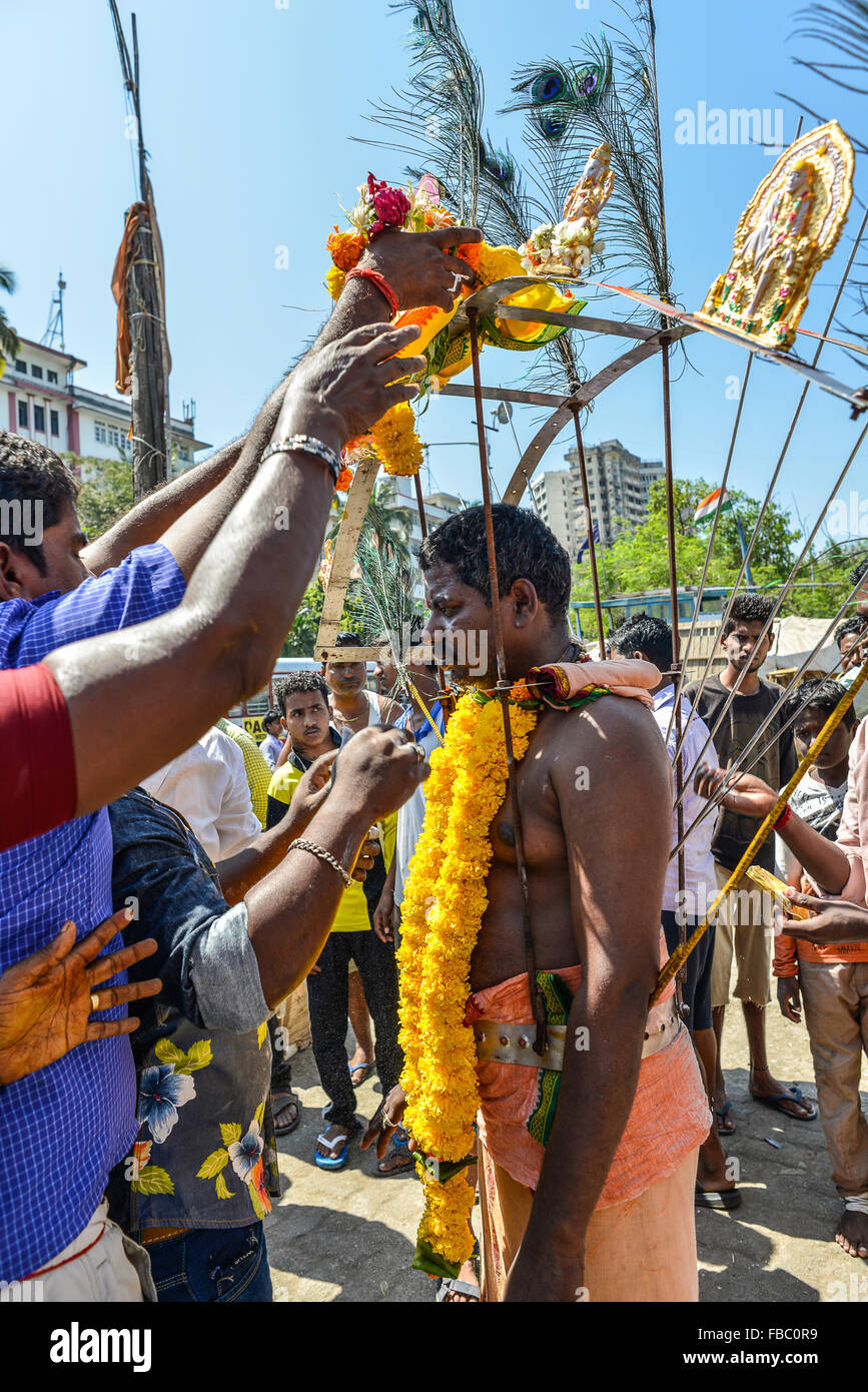 India Mumbai Bombay festival indù di Thaipusam in onore del Signore Shiva un rito di buon auspicio Foto Stock