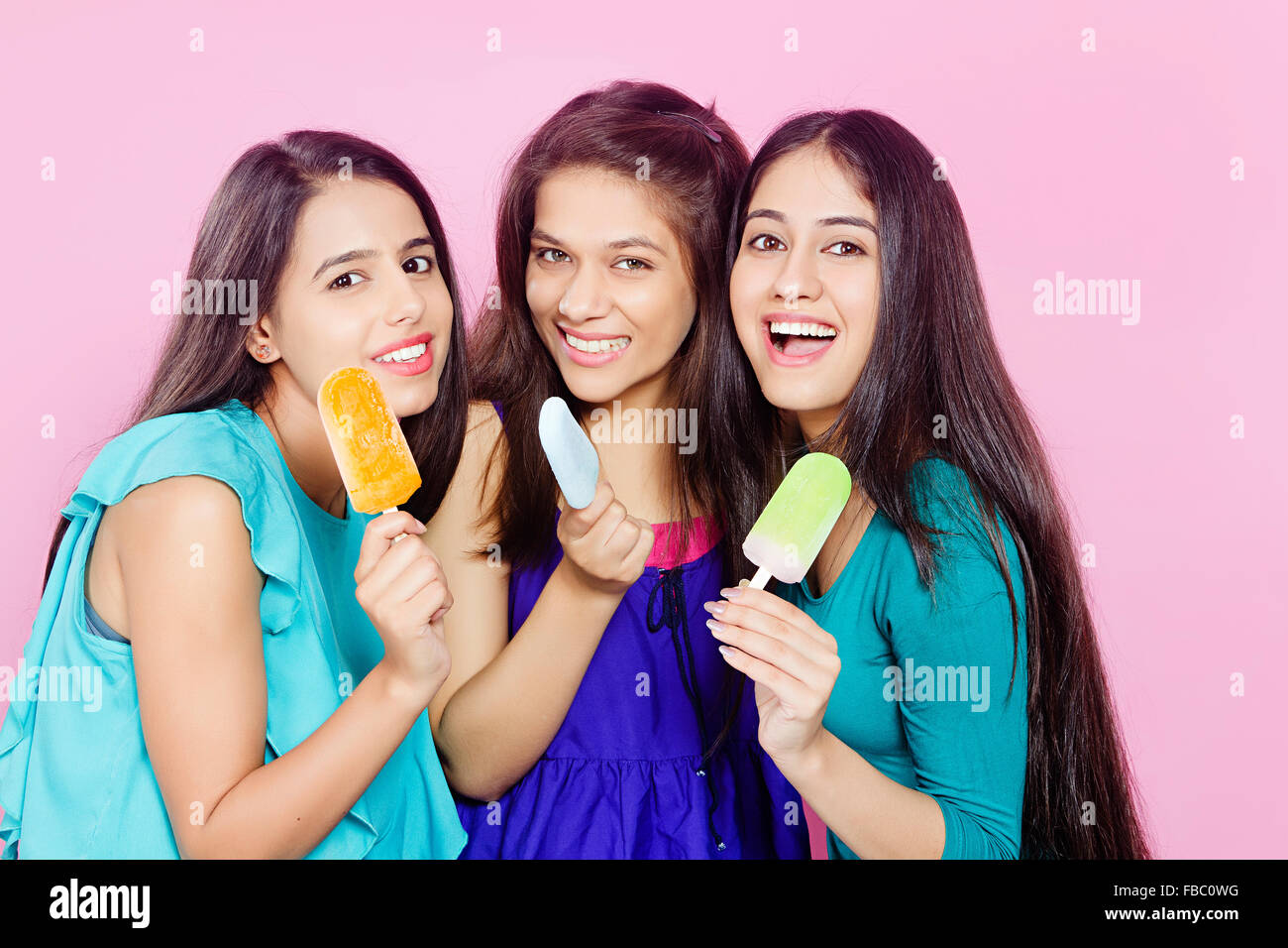 3 giovani indiani Womans amici a mangiare il gelato Foto Stock