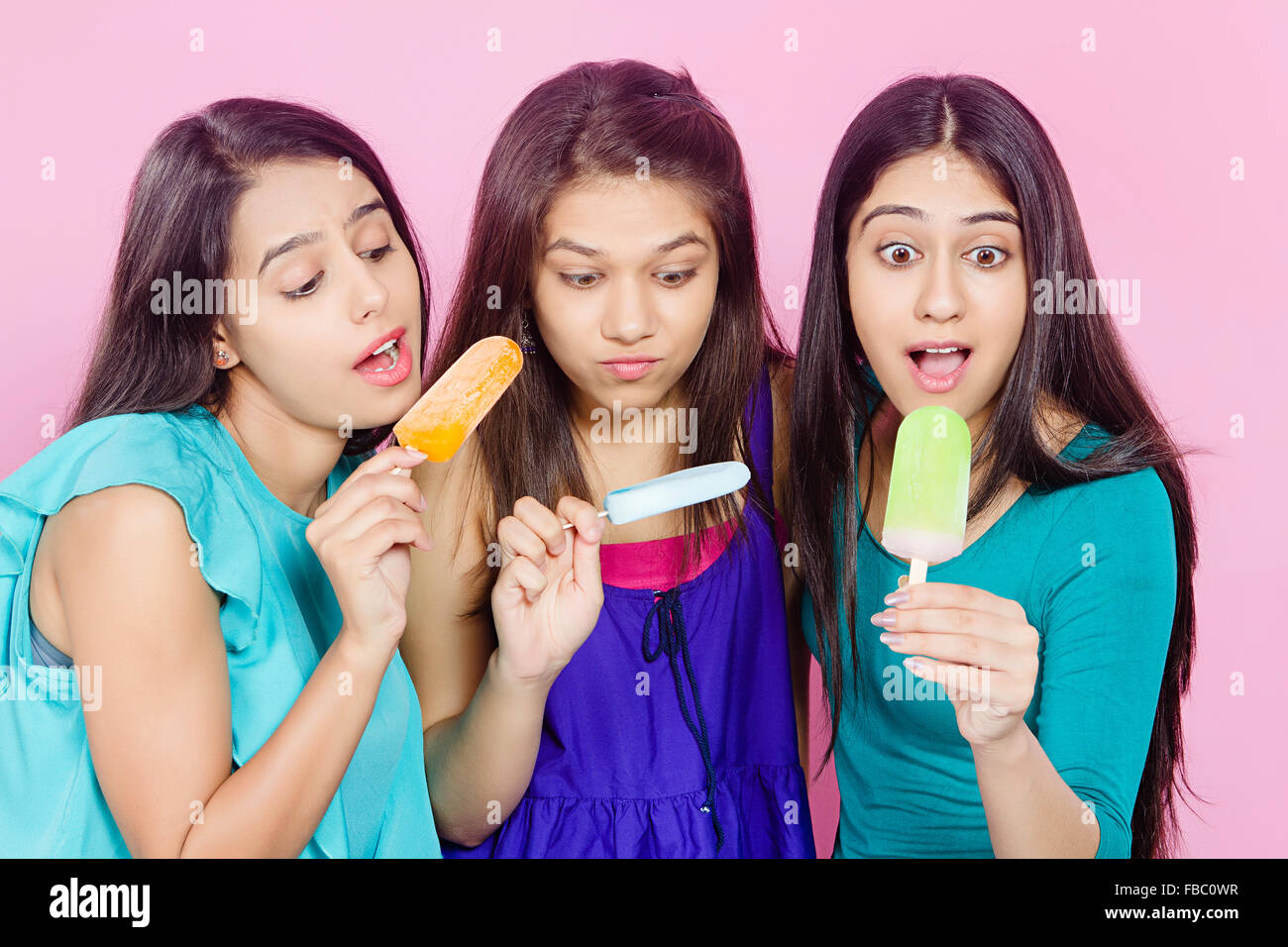 3 giovani indiani Womans amici a mangiare il gelato Foto Stock