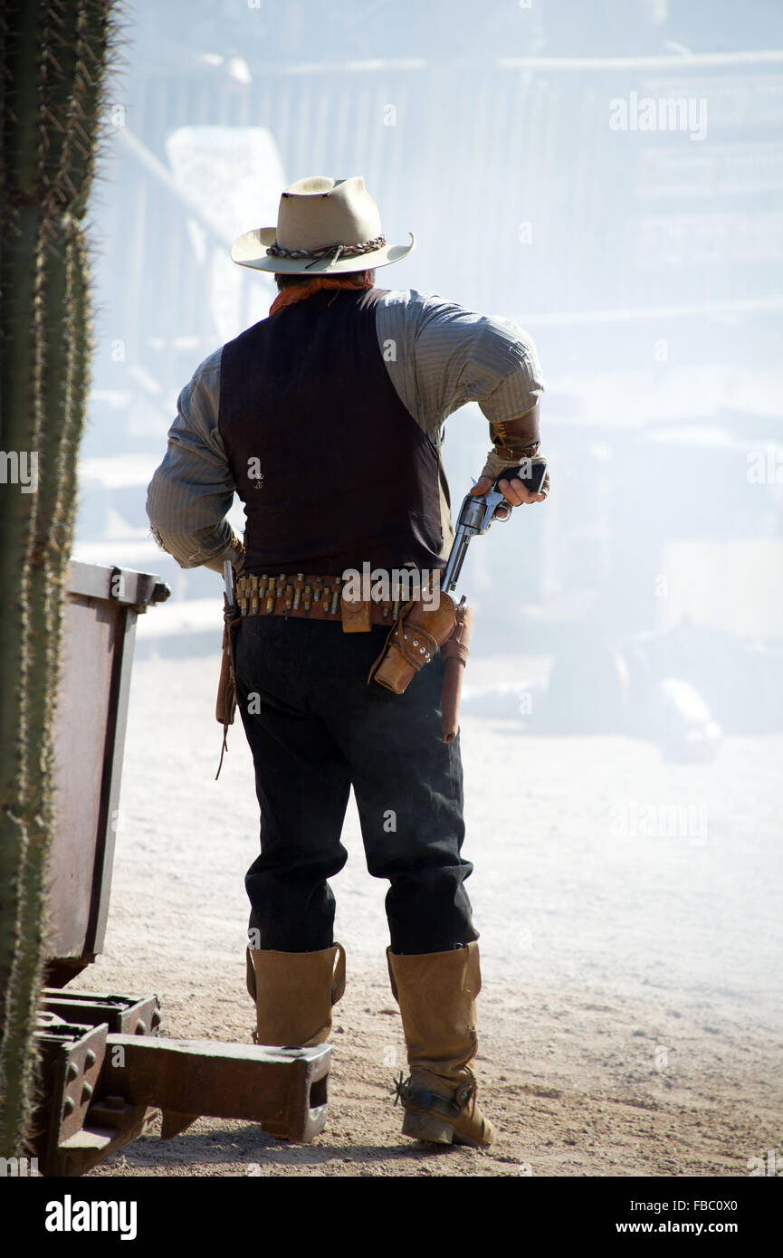 Un attore raffigurante un vecchio west gunfighter Foto Stock