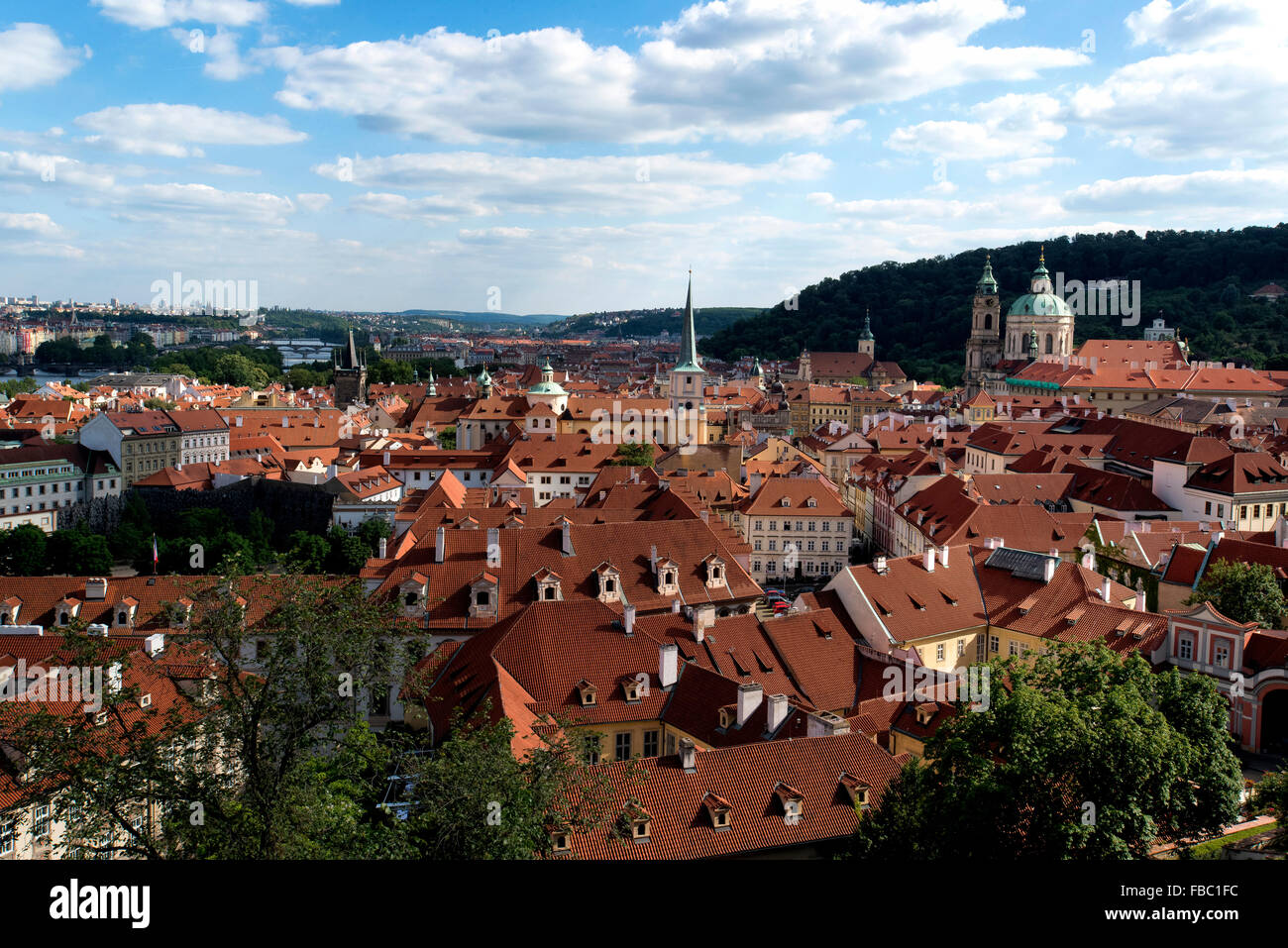 Tetti e dal Castello di Praga, Repubblica Ceca Foto Stock