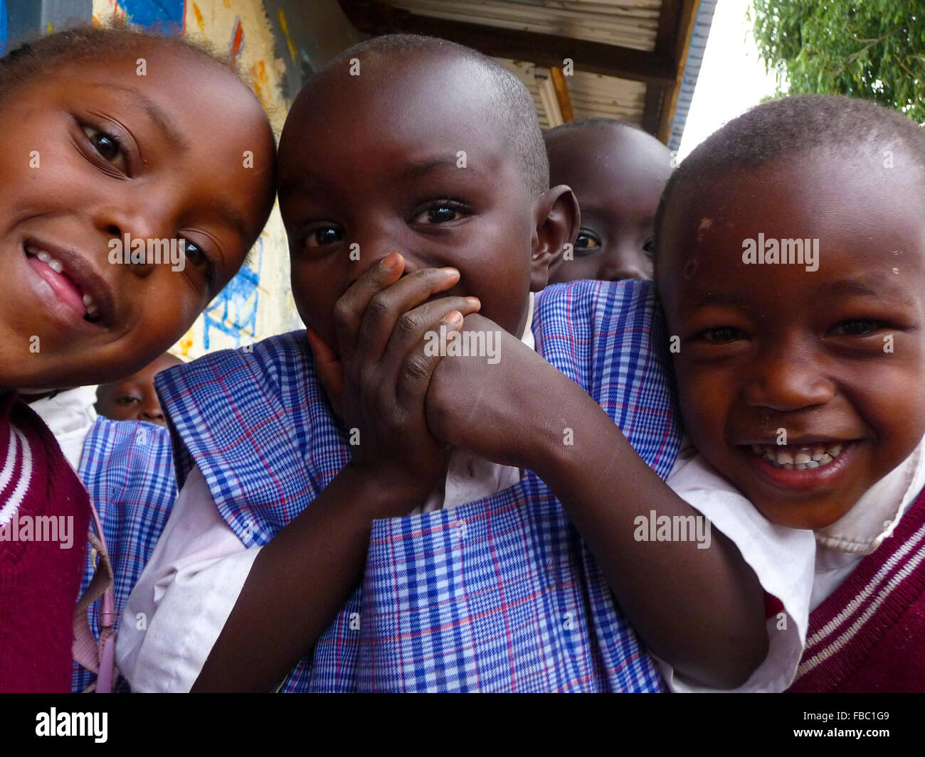 I bambini del Kenya a giocare davanti alla telecamera Foto Stock