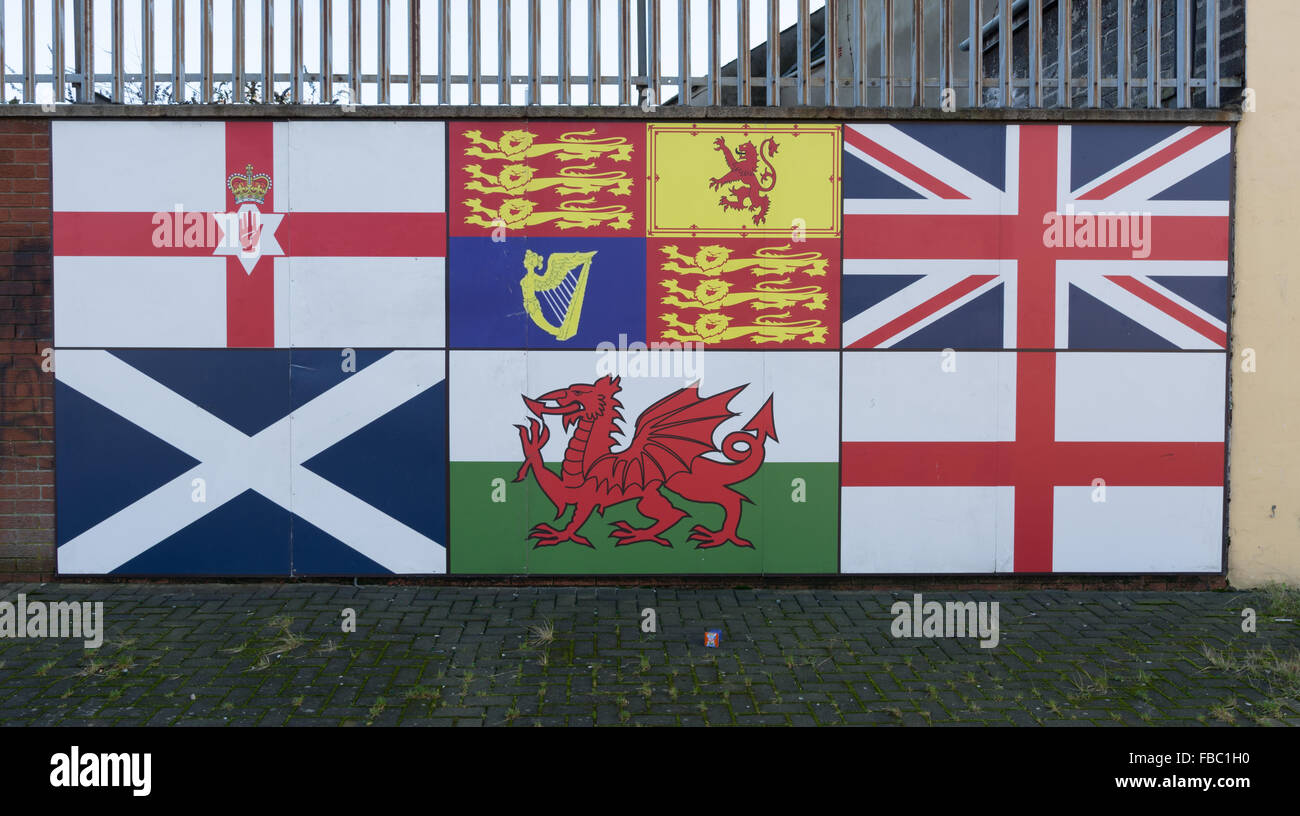 Shankill Road murale raffigurante le bandiere dei paesi britannici Irlanda del Nord e Inghilterra, Scozia e Galles. Foto Stock