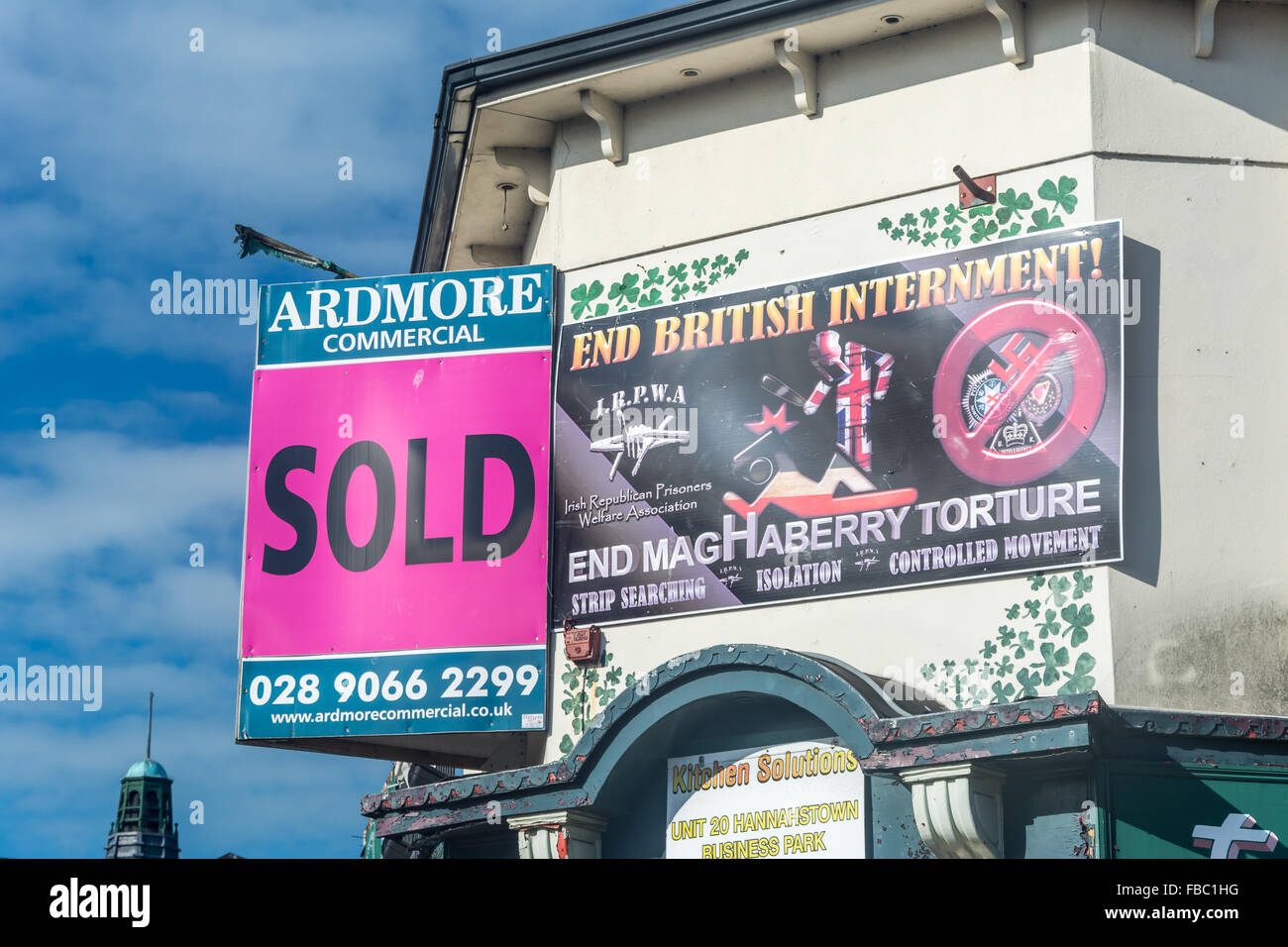 Il repubblicano irlandese fine British di internamento e di tortura murale su Belfast Falls Road. Foto Stock