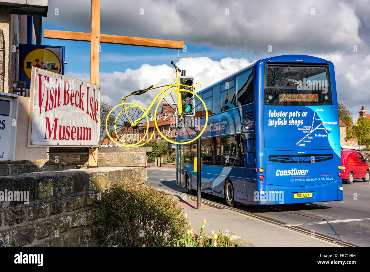 Un Coastliner double decker bus inserzioni passando per la Beck Isle museum e il tour de Yorkshire Foto Stock