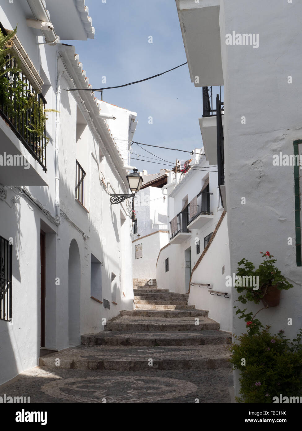 Street a Frigiliana una città bianca vicino a Nerja, Costa del Sol, Andalusia, Spagna Foto Stock