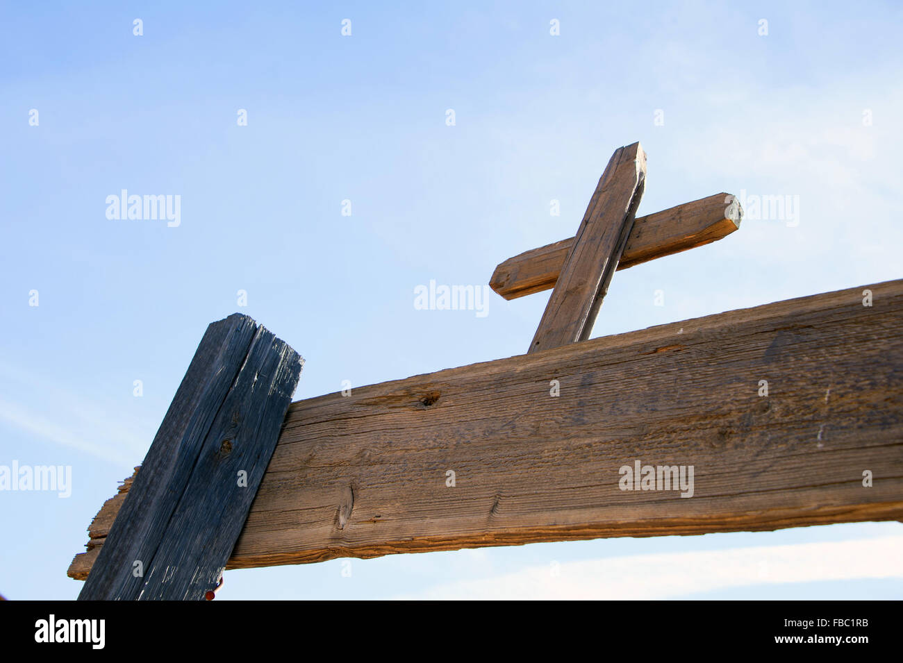 Croce di legno su una staccionata di legno nel deserto dell'Arizona USA Foto Stock