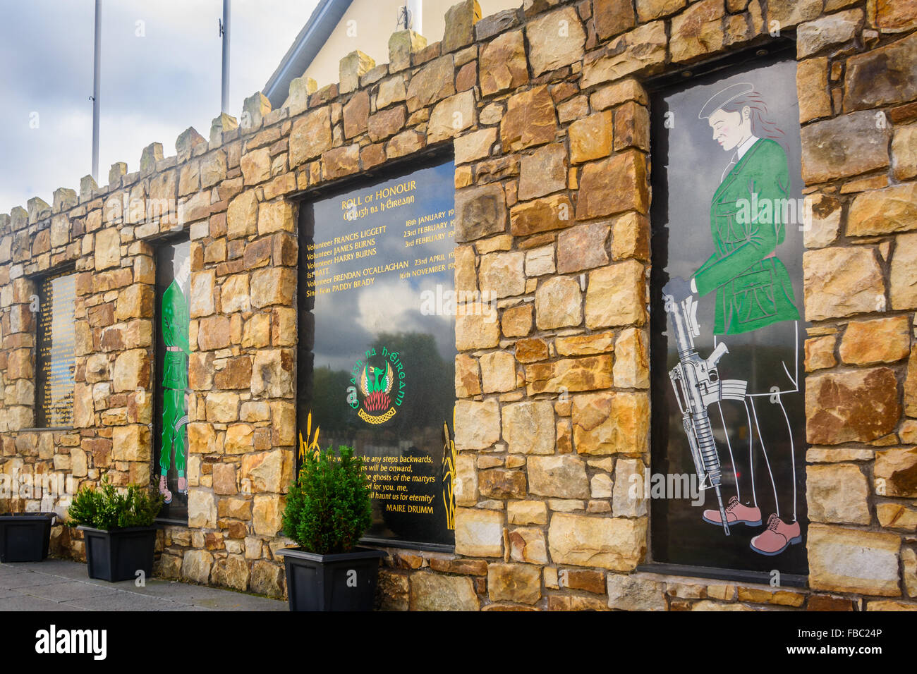 IRA memorial garden nella zona di St James di West Belfast mostra membri armati. Foto Stock