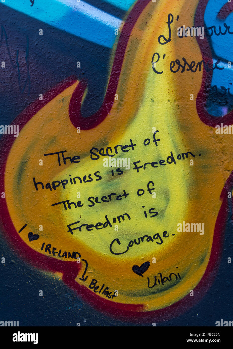 Graffiti su Belfast parete di pace. Il segreto della felicità è la libertà. Il segreto della libertà di coraggio. Foto Stock