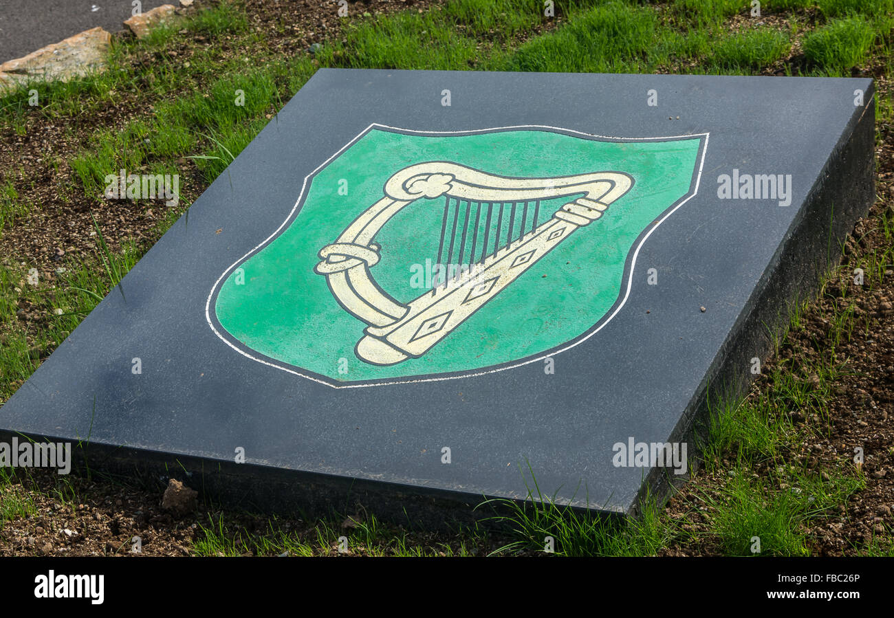 Bandiera provinciale di Leinster sul lavoro in pietra in ira memorial garden in ST. James zona di Belfast. Foto Stock