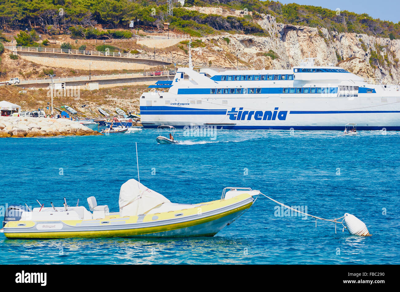 Tirrenia traghetto di linea lasciando San Domino Island Isole Tremiti Puglia Puglia Italia Europa Foto Stock