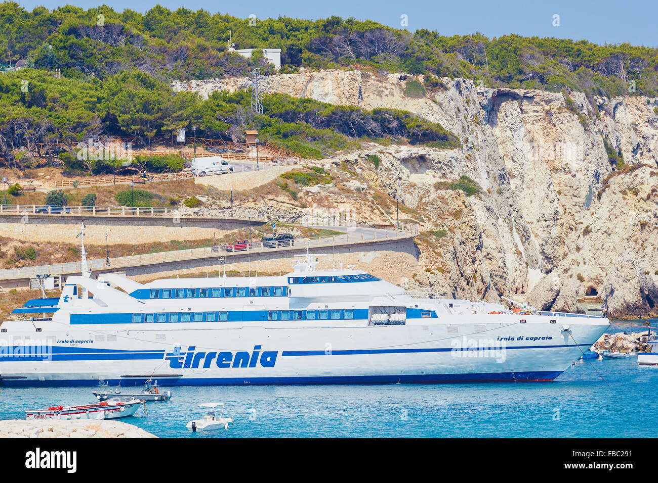 Tirrenia traghetto di linea lasciando San Domino Island Isole Tremiti Puglia Puglia Italia Europa Foto Stock