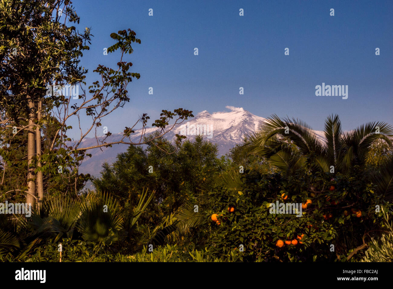 Una vista attraverso il cono fumante del vulcano Etna in Sicilia, Italia. Foto Stock