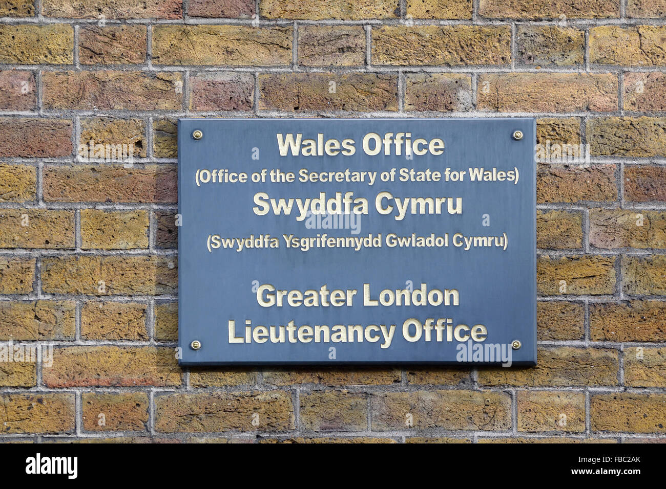 Londra, Inghilterra, Regno Unito. Ufficio del Galles a Gwydyr House, Whitehall. Cartello bilingue dalla porta: ITALIANO / INGLESE / gallese - 2016 Foto Stock