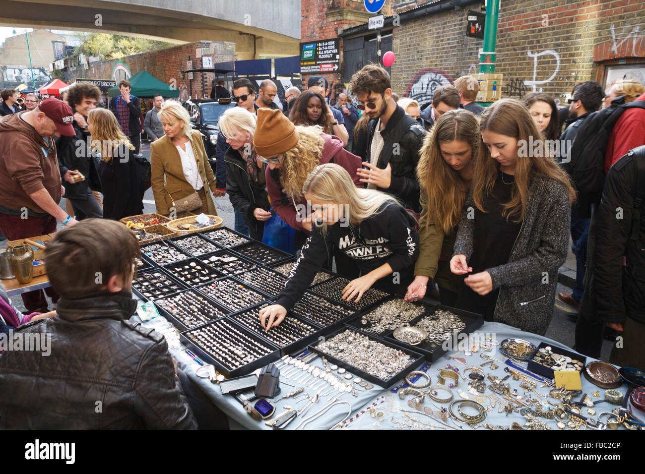 Brick Lane market London, Regno Unito: un mercato titolare di stallo per la vendita di gioielli per turisti e gente del posto. A Londra domenica mercato. Regno Unito mercato gioielli di Londra. Foto Stock