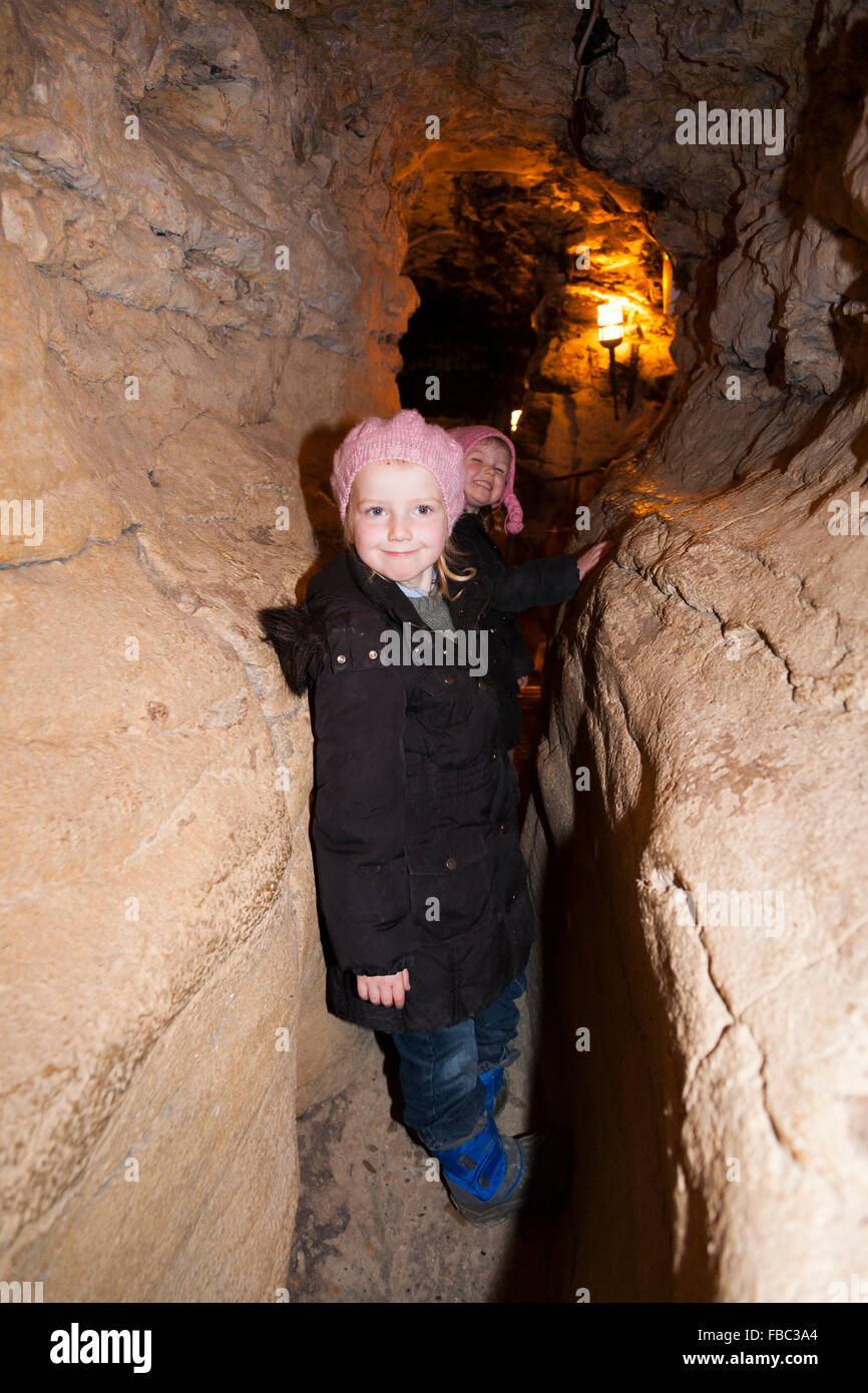 Bambino turistico / bambini sul percorso interno & rock formazione / formazioni; grotte di La Balme ( Bat grotte ), La Balme-les-grotte, Isère, Francia Foto Stock