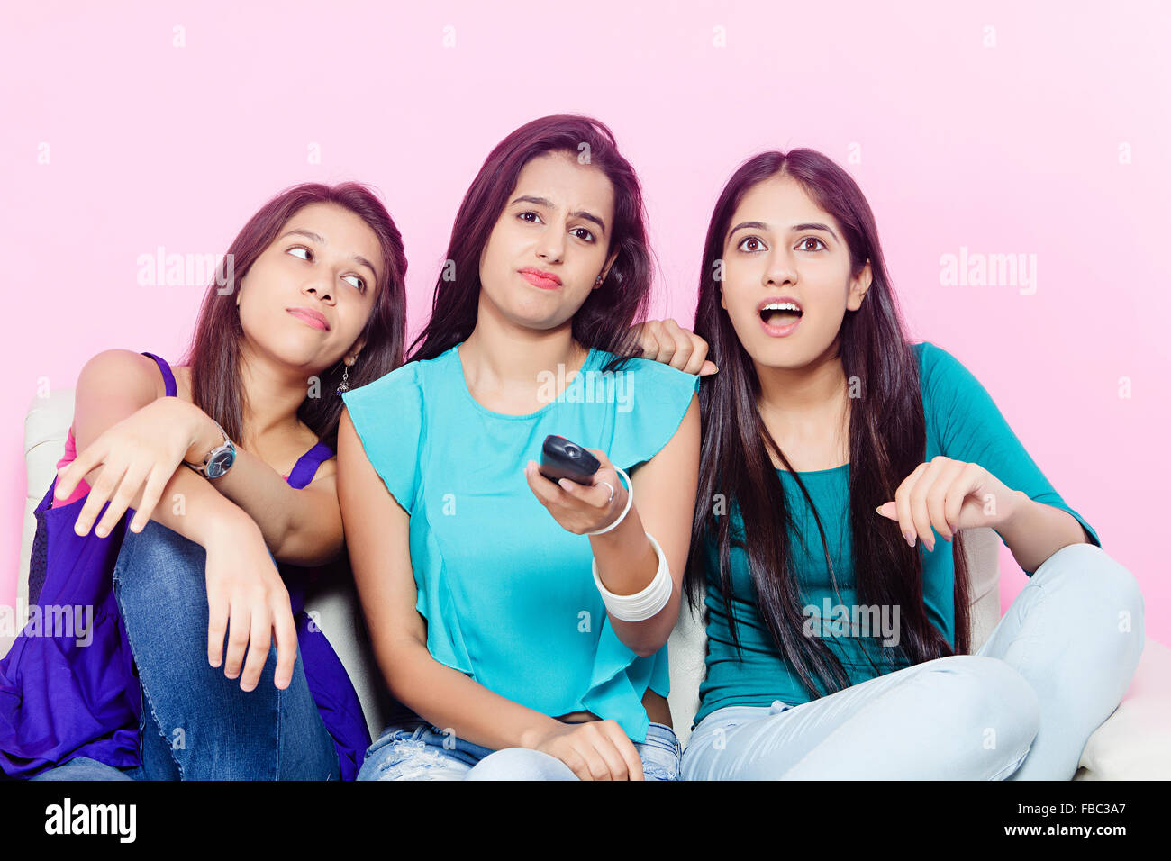 3 giovani indiani Womans amici guardare la televisione Foto Stock