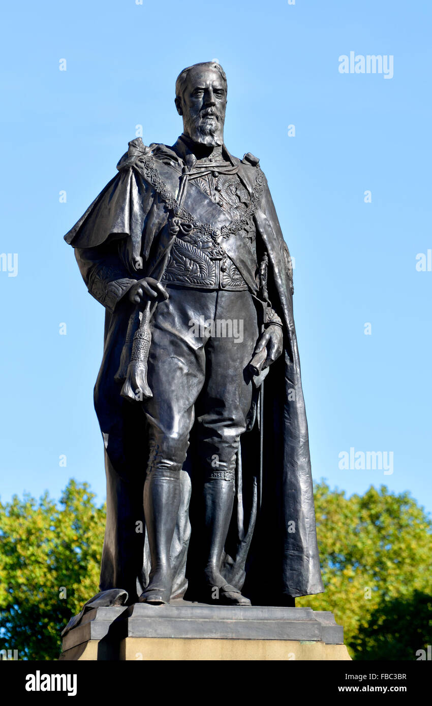 Londra, Inghilterra, Regno Unito. Statua di Herbert Hampton, 1911) di Spencer Compton, ottavo duca di Devonshire (1833-1908) Horse Guards Avenue / Whitehall.... Foto Stock