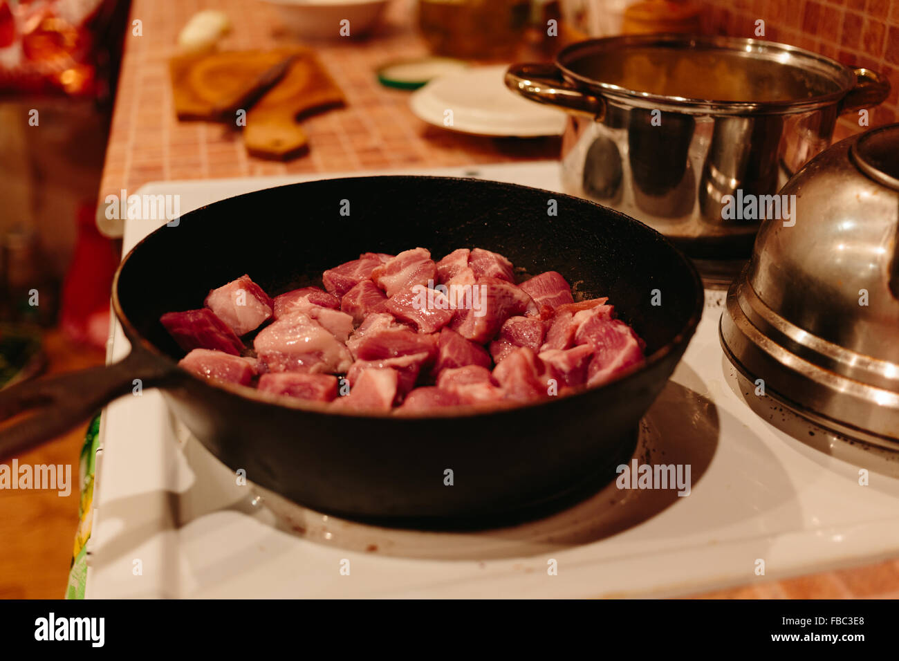 Padella la carne tagliata a cubetti è fritto. Foto Stock