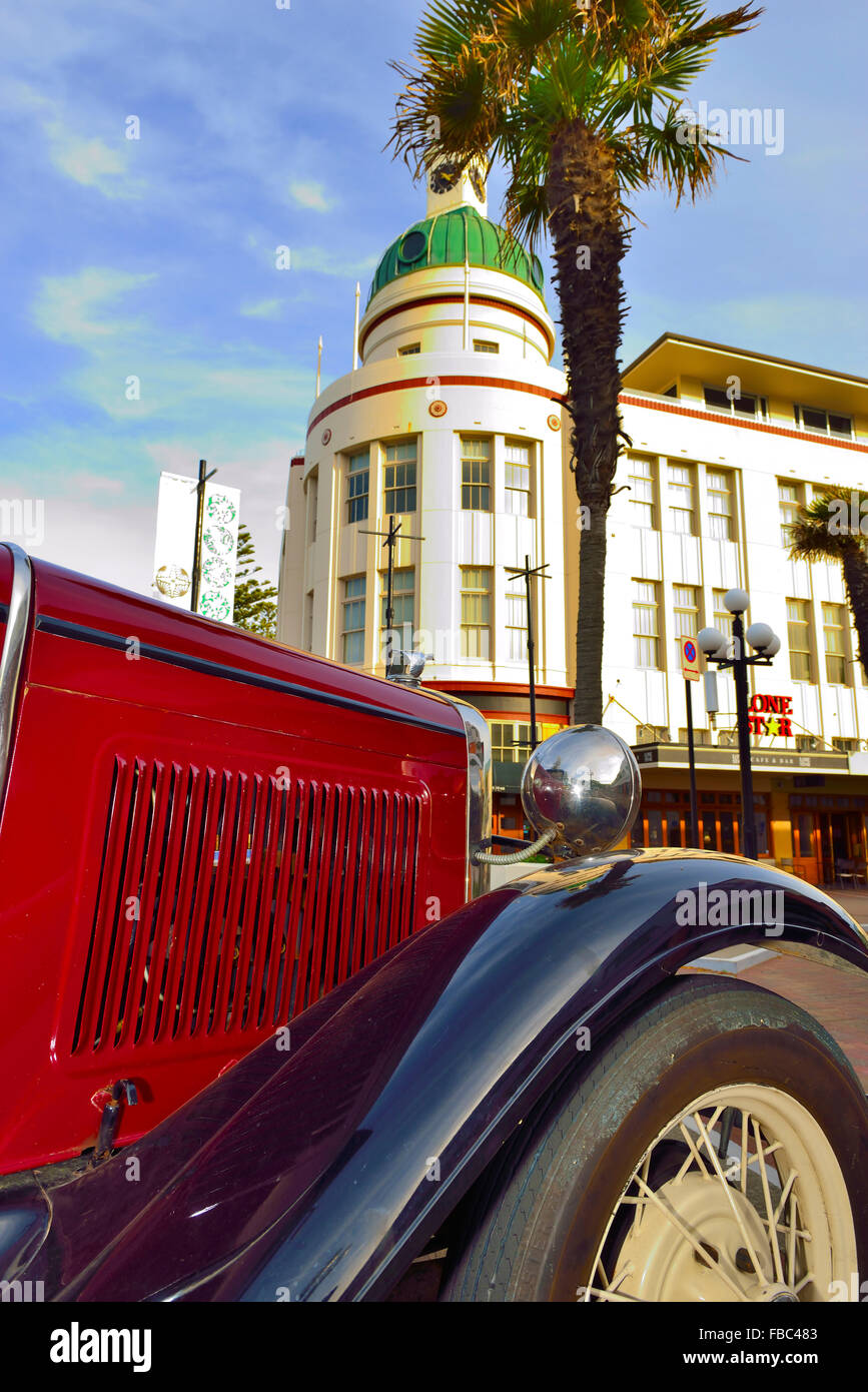 'Tipo di Poster' immagine del governatore della vecchia residenza nel centro di Napier nel quartiere Art Deco della città con la classica auto di fronte,North Island, Nuova Zelanda Foto Stock