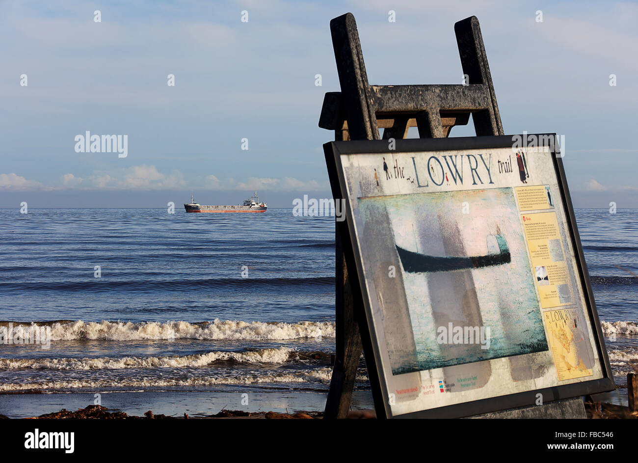 Il sentiero di Lowry.Berwick-upon-Tweed.Spittal Beach. Il Victress nave da carico nel retro di massa. Foto Stock