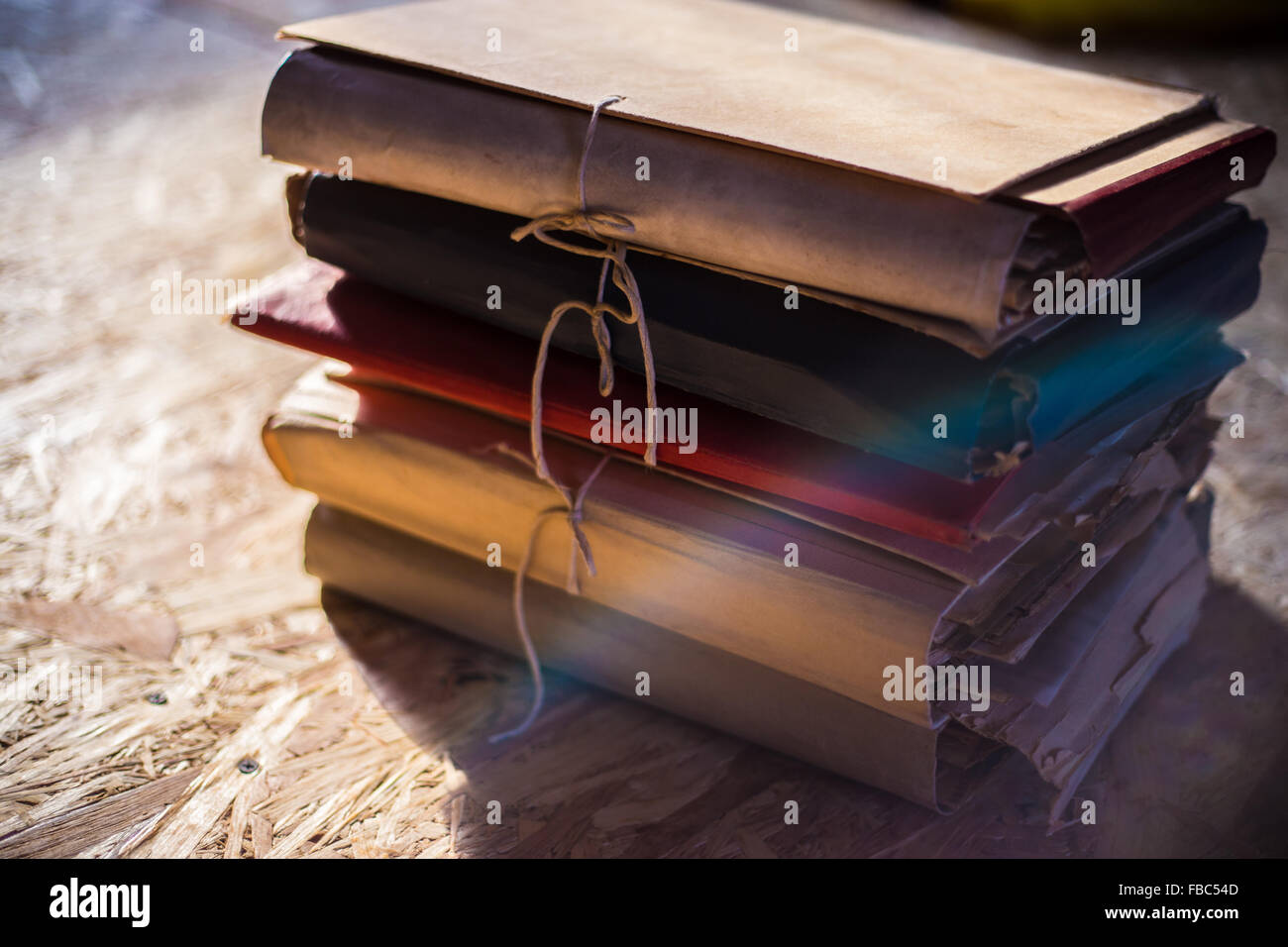 Pila di vecchie cartelle di documentazione in cartelle di fibra in presenza di luce solare Foto Stock