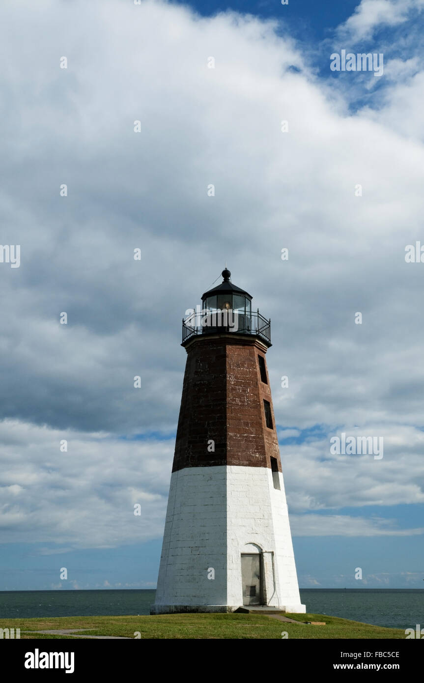 Nuvole circondano il punto Judith torre faro, che è una popolare attrazione estiva del Rhode Island seacoast. Foto Stock