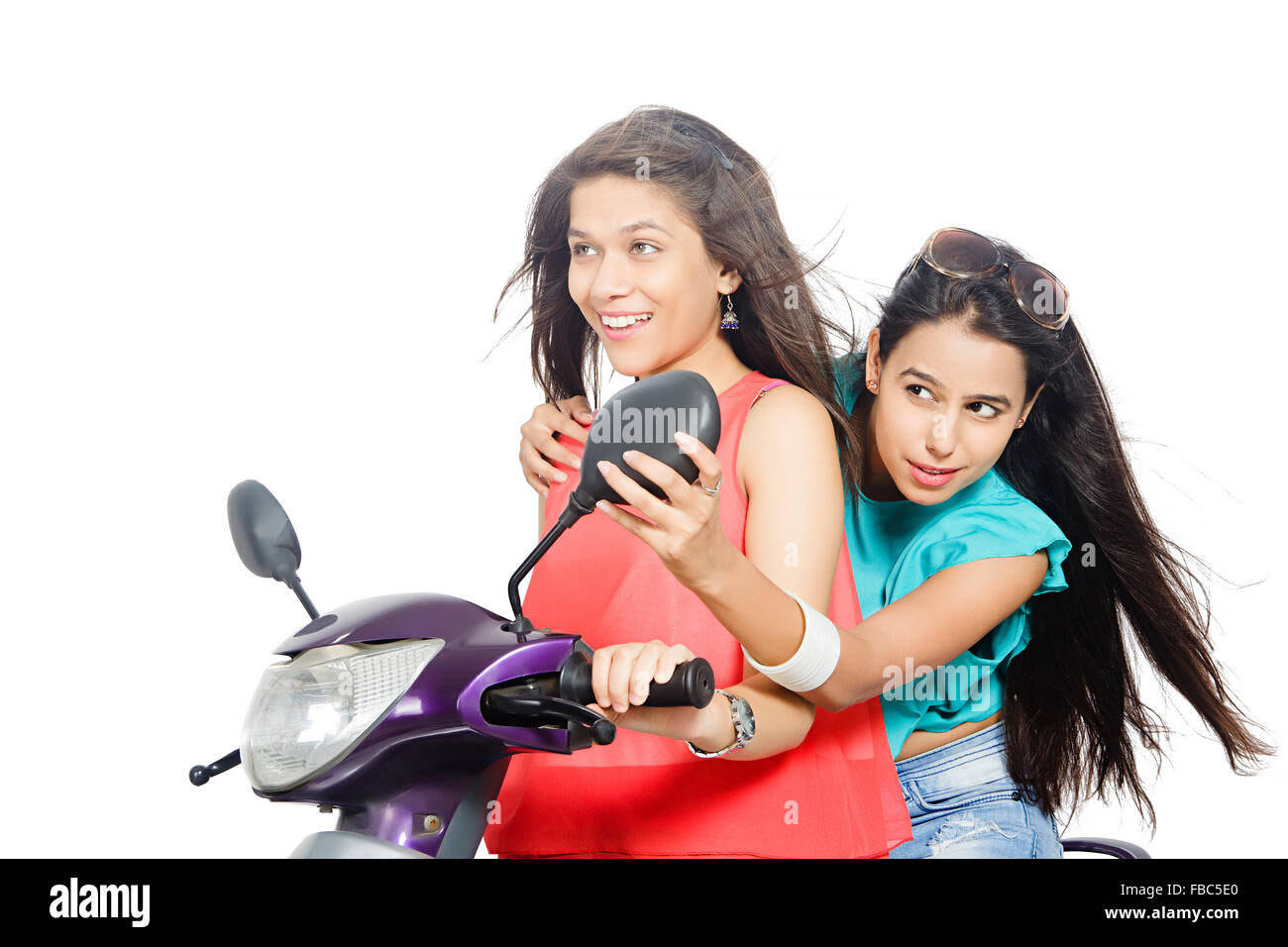 2 giovani indiani Womans amici Scooty Equitazione Foto Stock