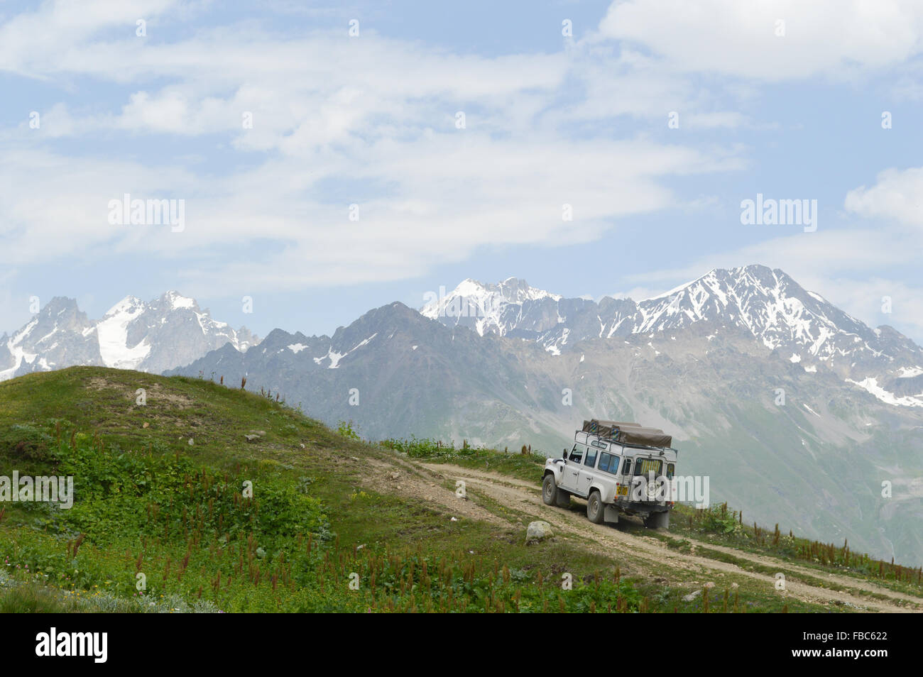 Landrover Defender il fuoristrada nelle montagne del Caucaso vicino a Mestia (Georgia) Foto Stock