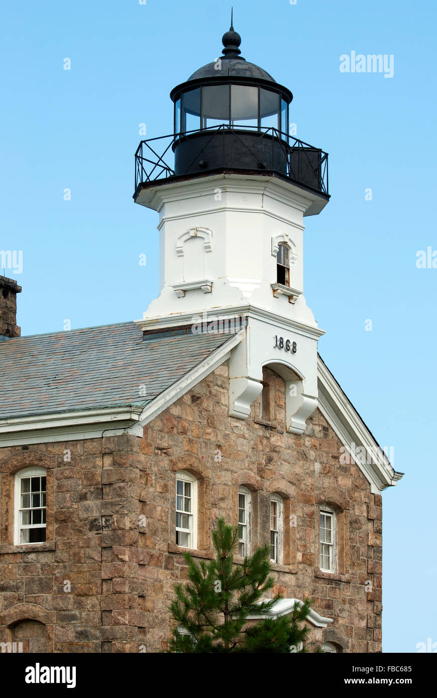 Sheffield Island Lighthouse, noto anche come luce di Norwalk, è un unico faro di pietra nel Connecticut e è una popolare attrazione per i turisti d'estate. Foto Stock