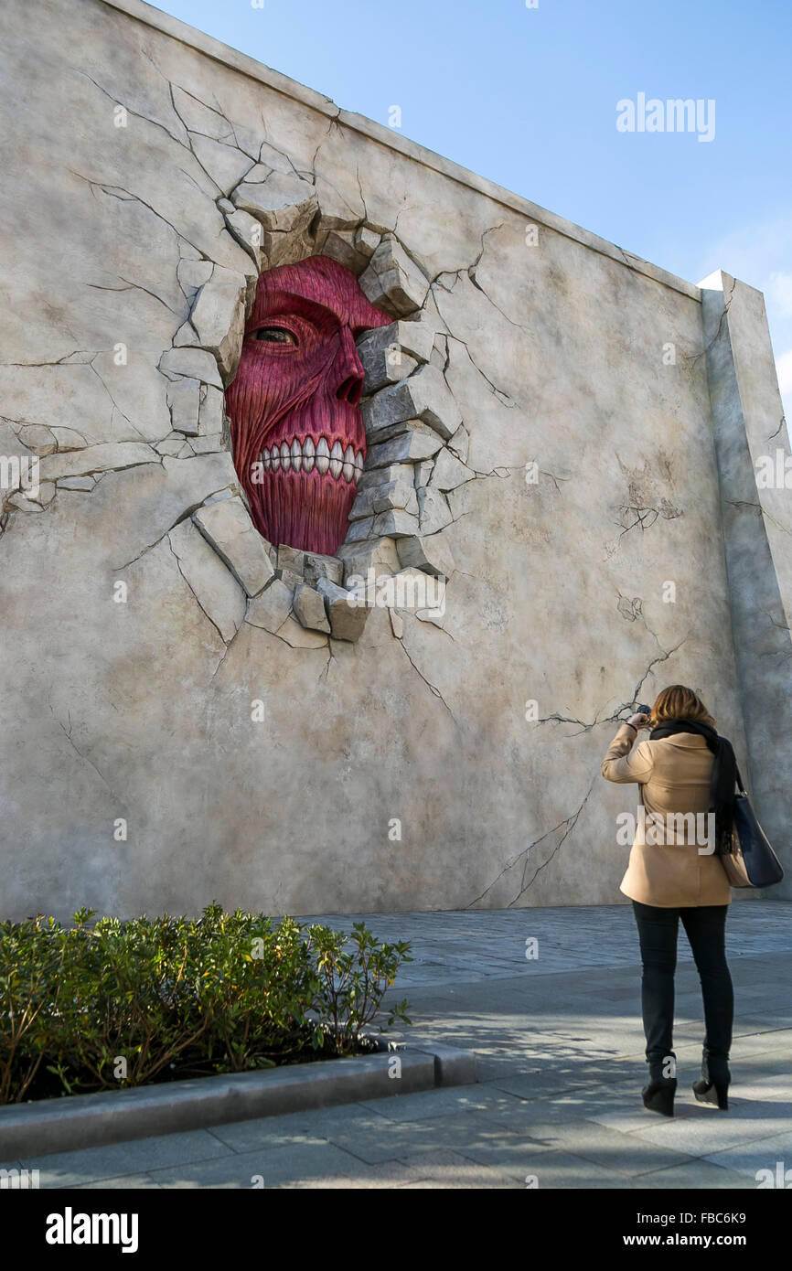 Un Visitatore Scatta Una Foto Di Un Colosal Titan Faccia Presso Gli Universal Studios Japan On Gennaio 14 16 Di Osaka In Giappone Usj Ha Presentato Una Nuova Attrazione Ispirata Dal Cantante