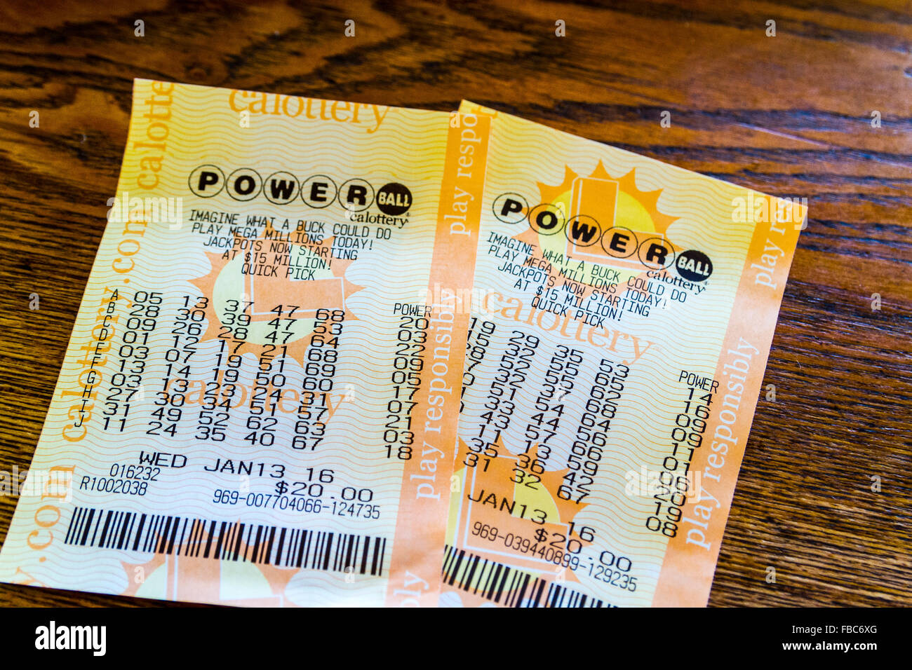 Una coppia di Powerball biglietti della lotteria per i 1,6 miliardi di dollari di jackpot su gennaio 13 2016 un jackpot record Foto Stock