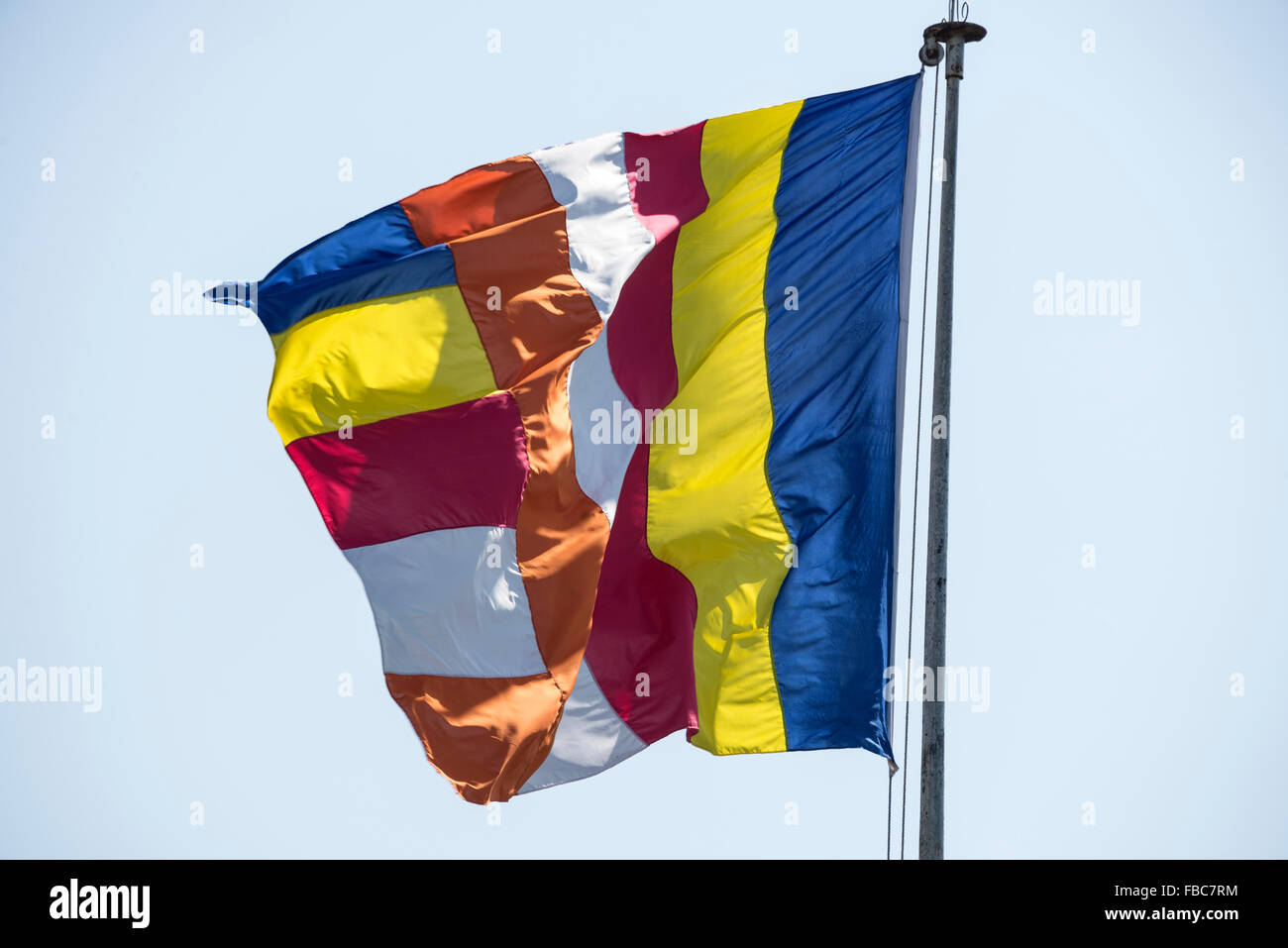 La bandiera buddista presso il tempio della Sacra Reliquia del Dente il flag viene utilizzato dai buddisti di tutto il mondo. Foto Stock