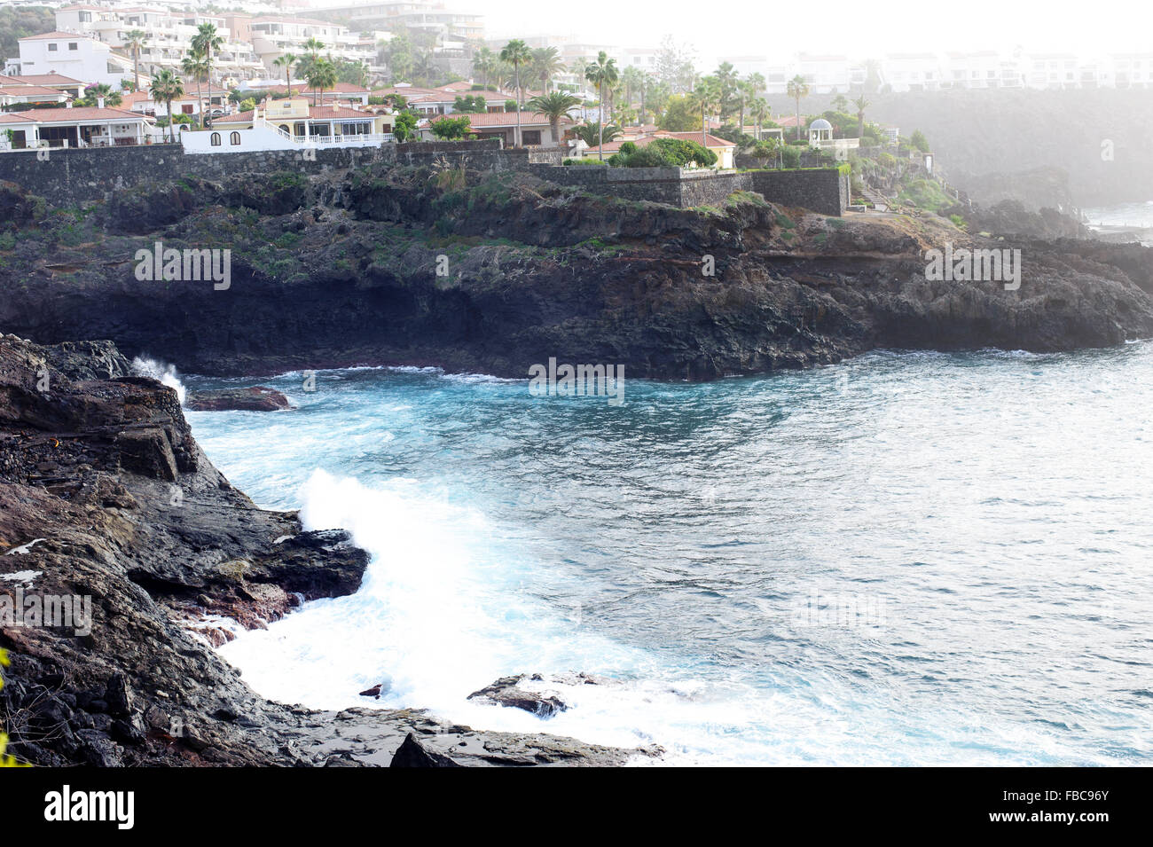 Los Gigantes appartamenti in villaggio costruito vicino oceano Atlantico, Tenerife, Isole Canarie, Spagna Foto Stock