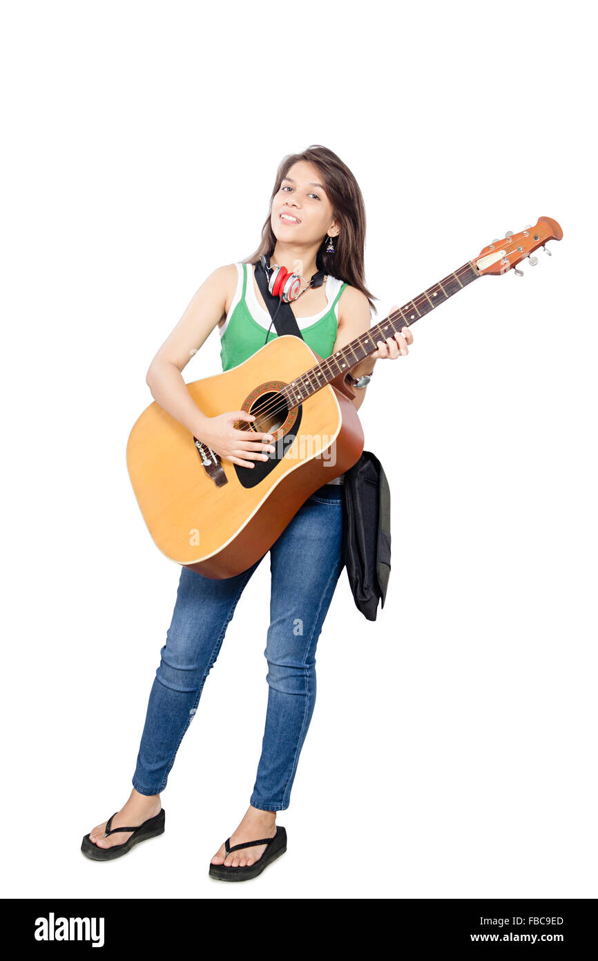 1 indiano donna giovane studente di college a suonare la chitarra Foto Stock
