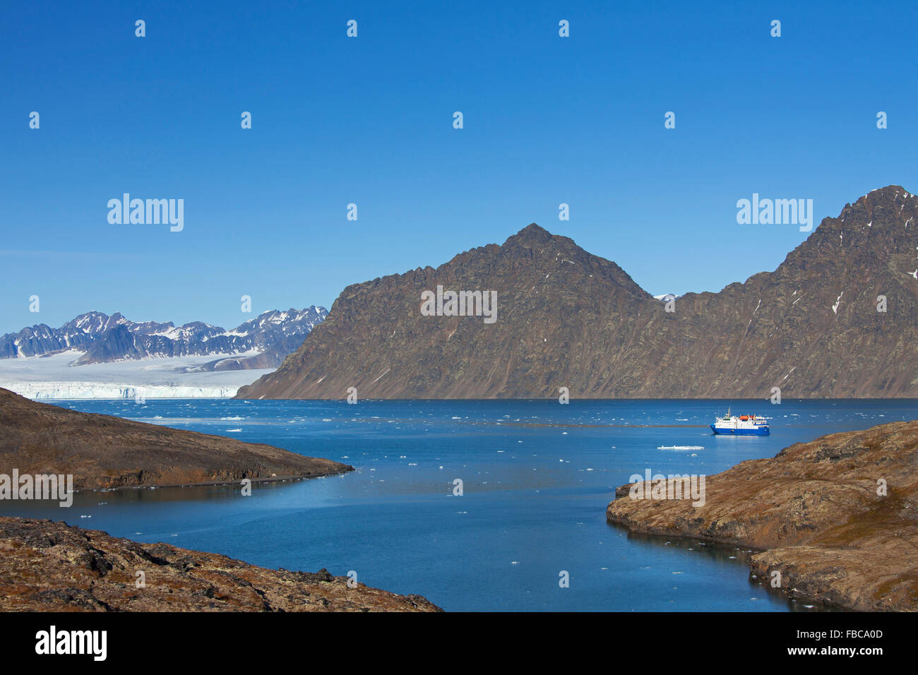 Expedition nave M/S Ricerca nella Lilliehöökfjorden, ramo di fiordo di Krossfjorden in Albert I terreni, Spitsbergen, Svalbard, Norvegia Foto Stock