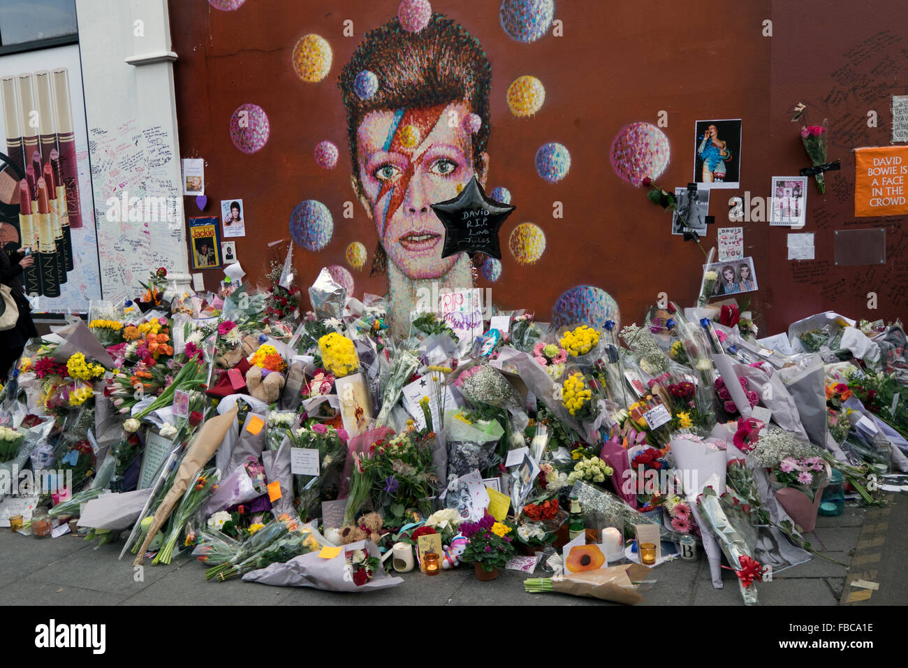 David Bowie memorial accanto al suo murale di Brixton a sud di Londra Foto Stock