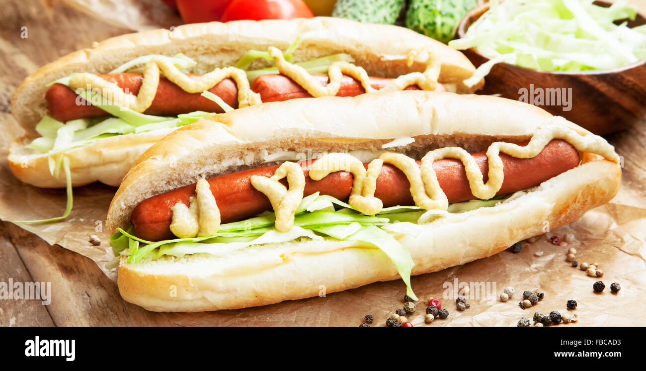 Pasto Hot-Dog.salsicce con ciambelle di pane, lattuga, senape e ketchup salse Foto Stock