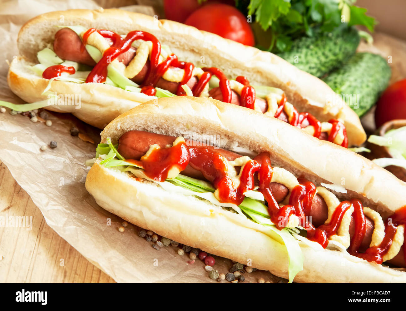 Pasto Hot-Dog.salsicce con ciambelle di pane, lattuga, senape e ketchup salse Foto Stock