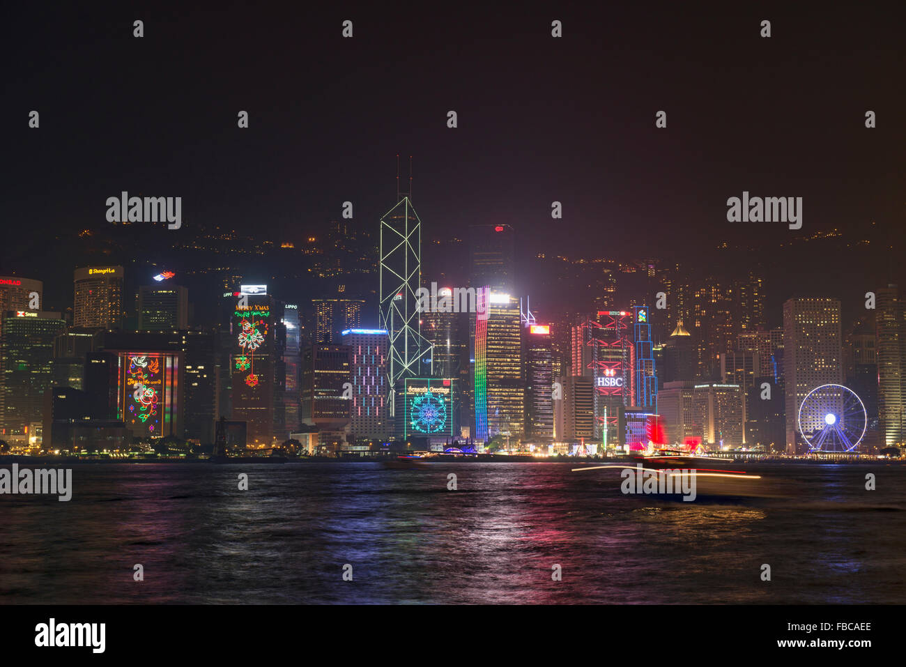 Una giunca tradizionale vele attraverso il porto di notte a Hong Kong Foto Stock