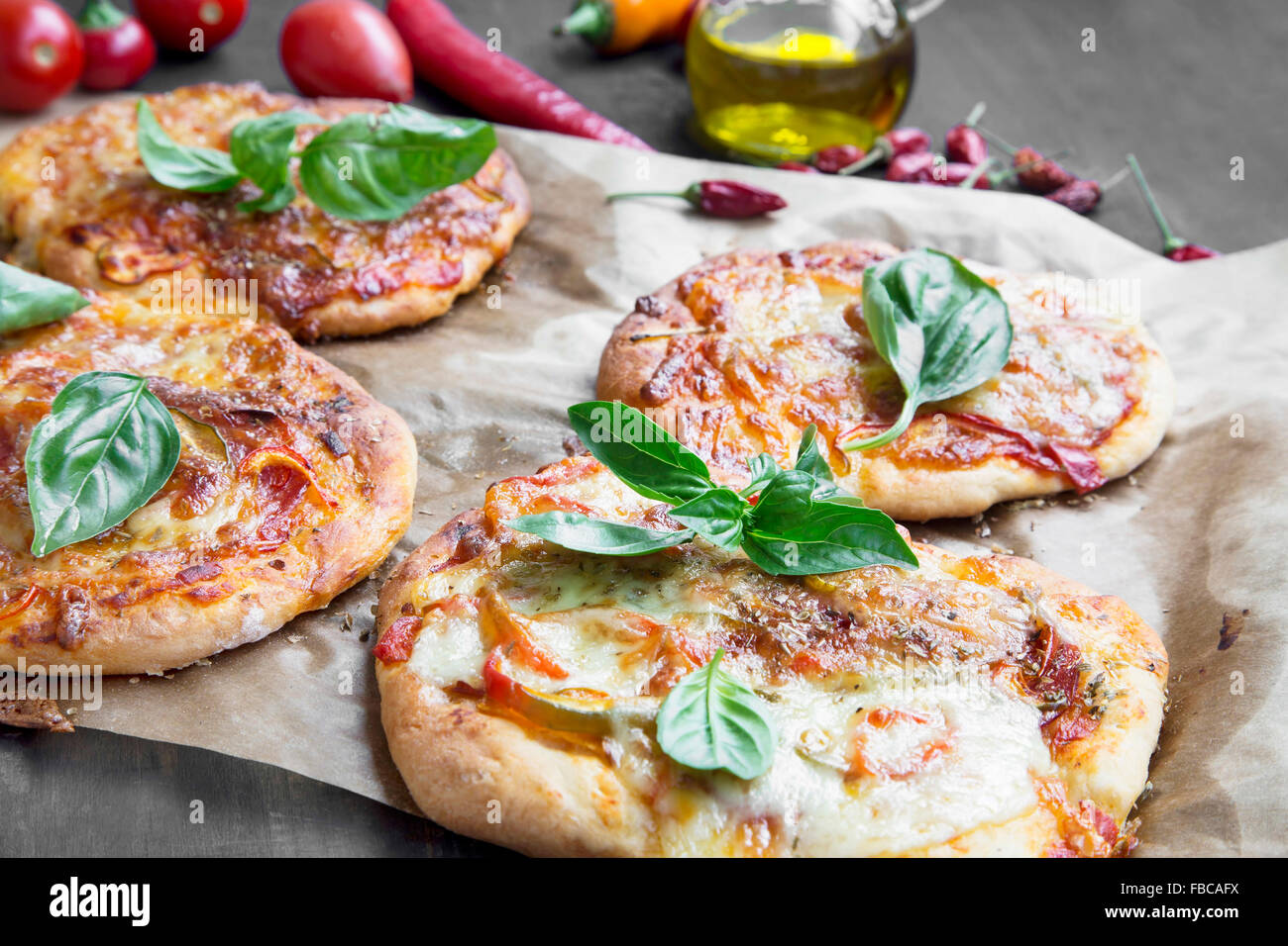 Deliziosi piatti della cucina italiana mini pizza con mozzarella, pomodoro e basilico fresco Foto Stock
