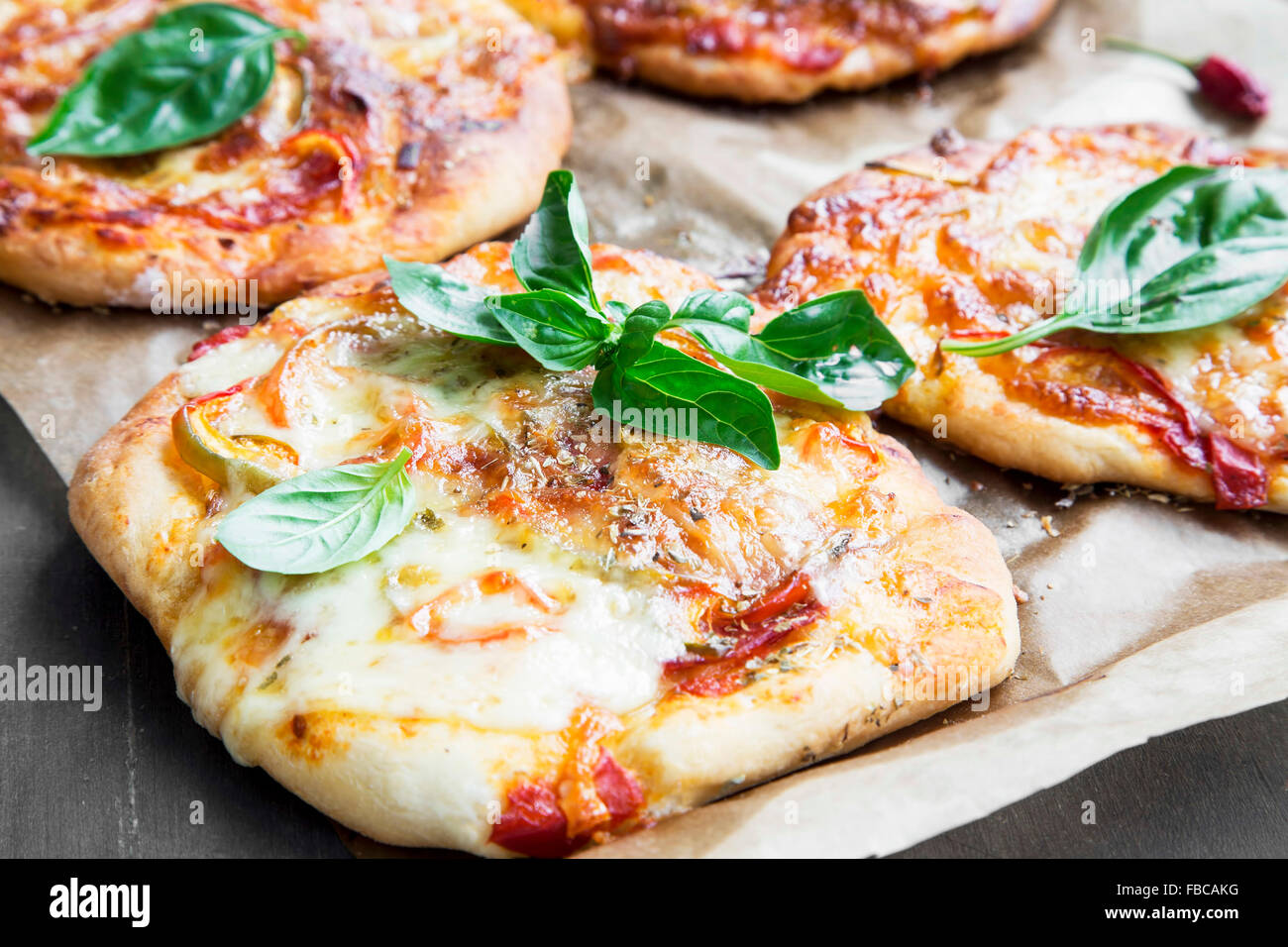 Deliziosi piatti della cucina italiana mini pizza con mozzarella, pomodoro e basilico fresco Foto Stock