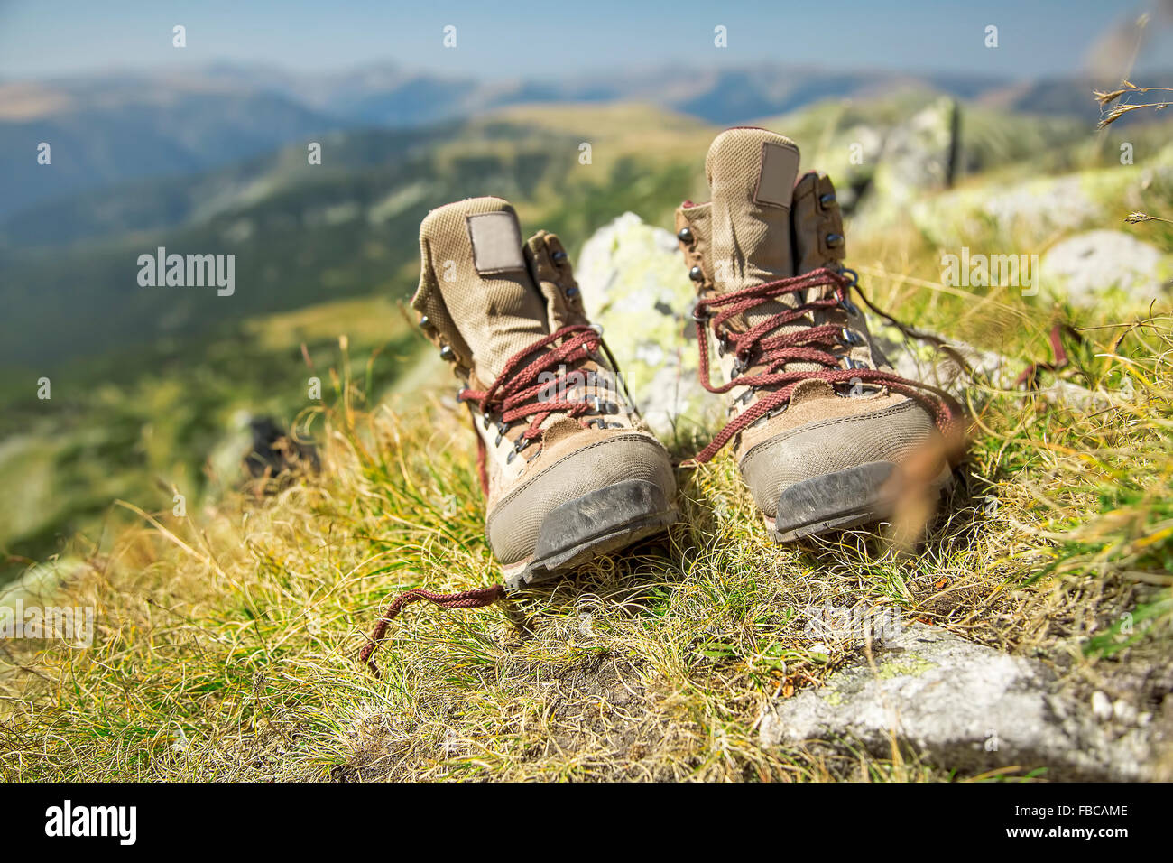 Montagna Scarponcini da trekking in estate all'aperto di erba Foto Stock