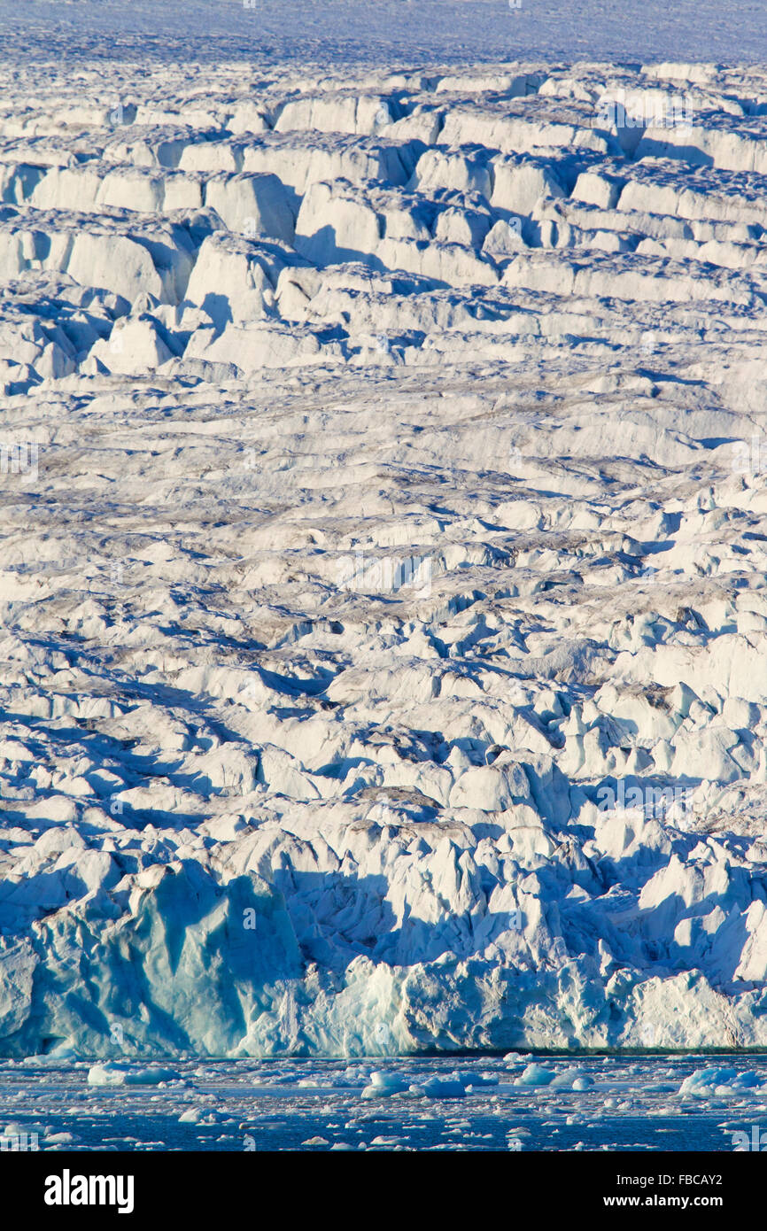 Crepacci sul ghiacciaio Lilliehöökbreen a Lilliehöökfjorden, ramo di fiordo di Krossfjorden, Albert I terreni, Spitsbergen, Svalbard Foto Stock