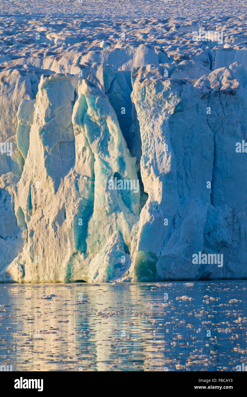 Incrinato lastra di ghiaccio del ghiacciaio del parto nel mare Artico Foto Stock