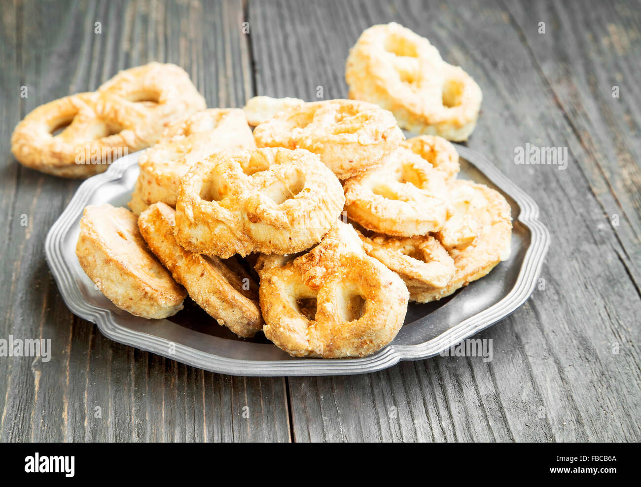 Il salato pretzel con formaggio fresco cotto al forno, deliziosi snack salato Foto Stock