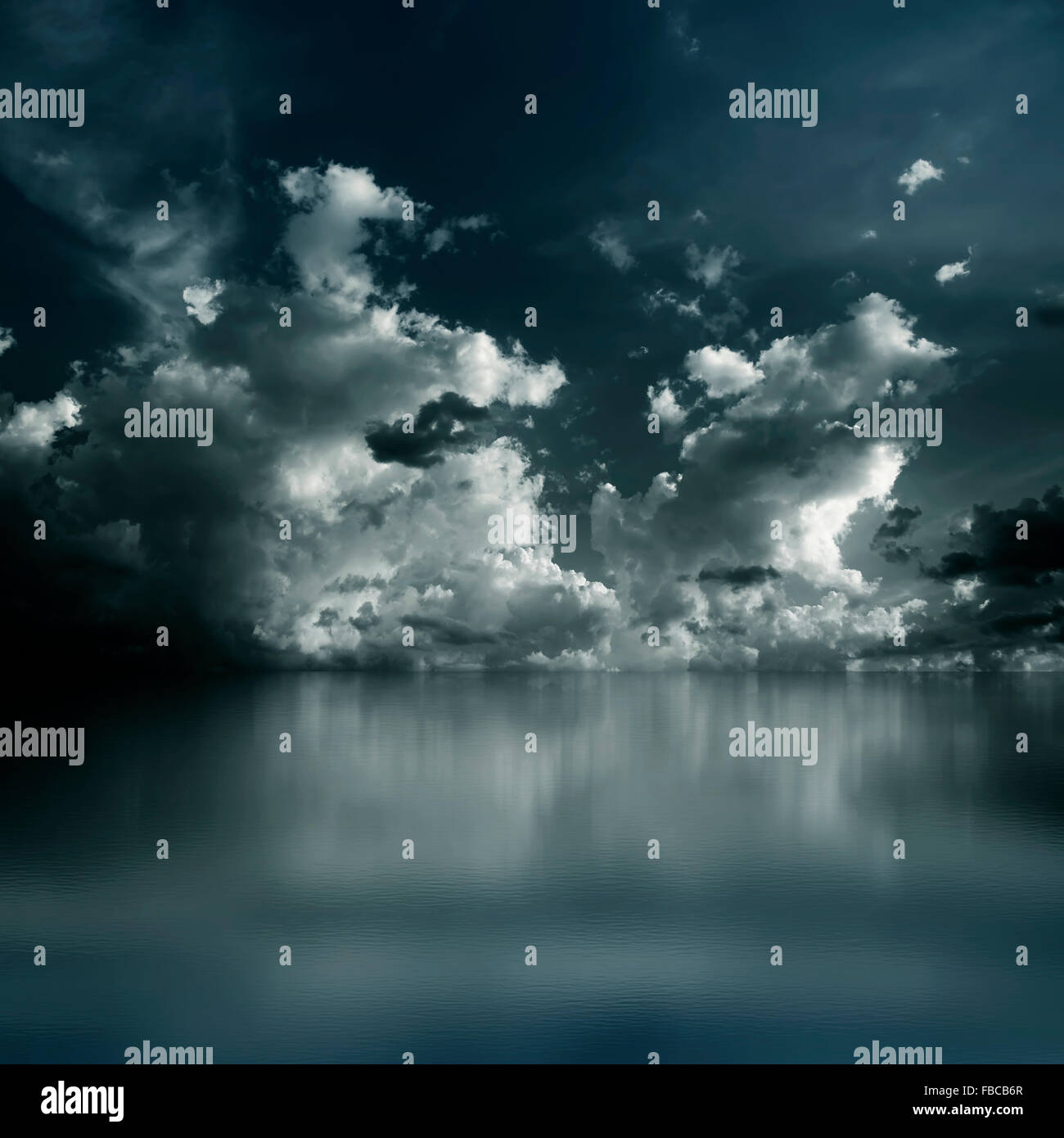 Drammatica nuvole scure Foto Stock