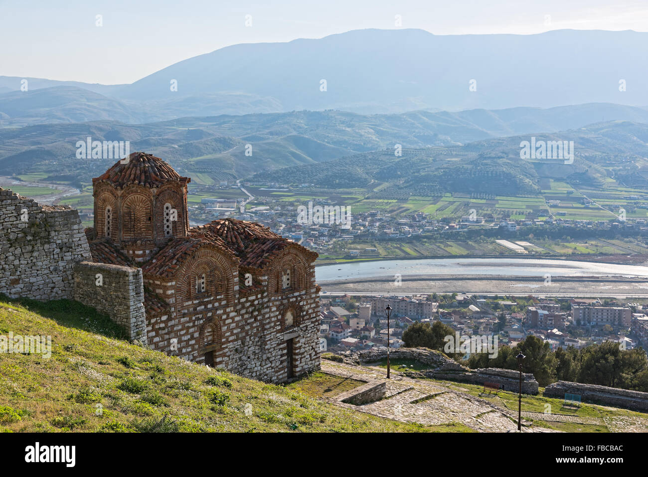 La duecentesca chiesa della Santissima Trinità, la più antica chiesa sulla collina del castello di Berat, Albania Foto Stock