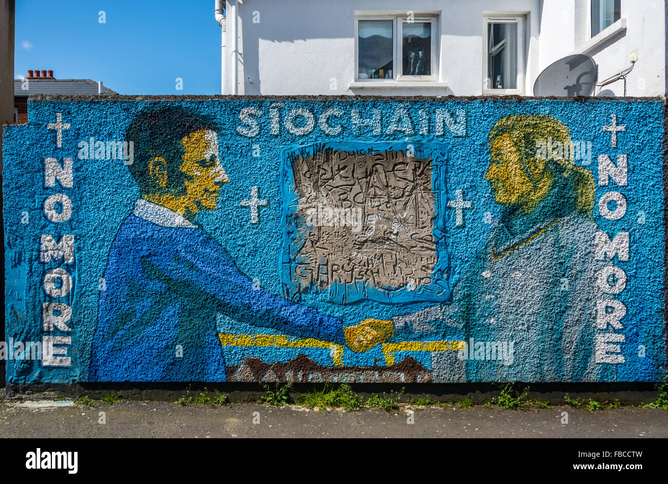 Mai più violenza, murale che propugnano la pace in Irlanda dipinte nel filamento corto, Belfast. Foto Stock