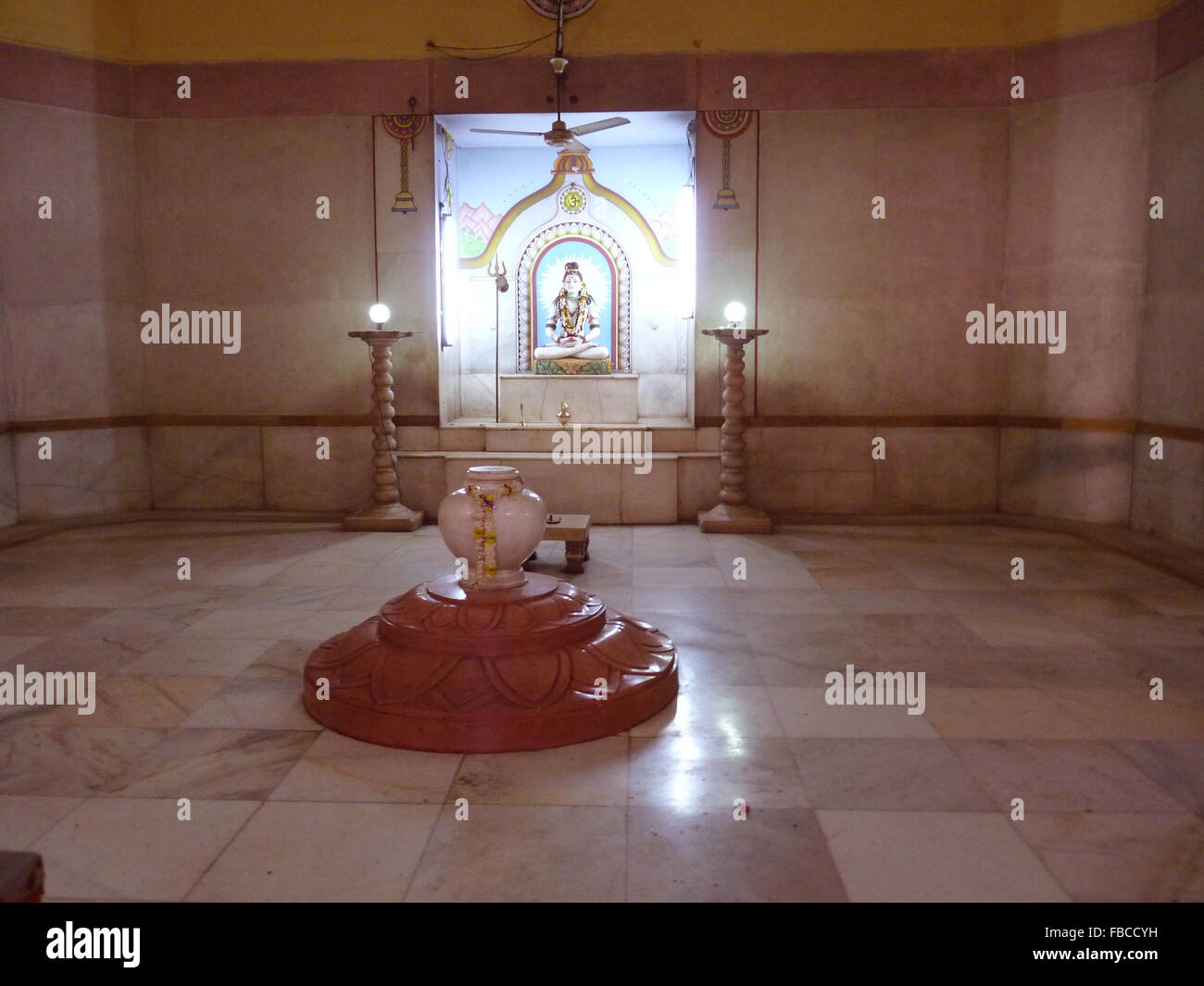 Statua di Shiva all'interno di un tempio indù di Varanasi Foto Stock